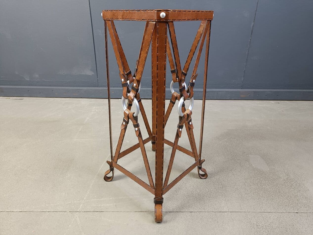 Stolik boczny, styl Jacques Adnet, brązowy, skóra ekologiczna żelazo szkło, Francja, lata 70. - 267718