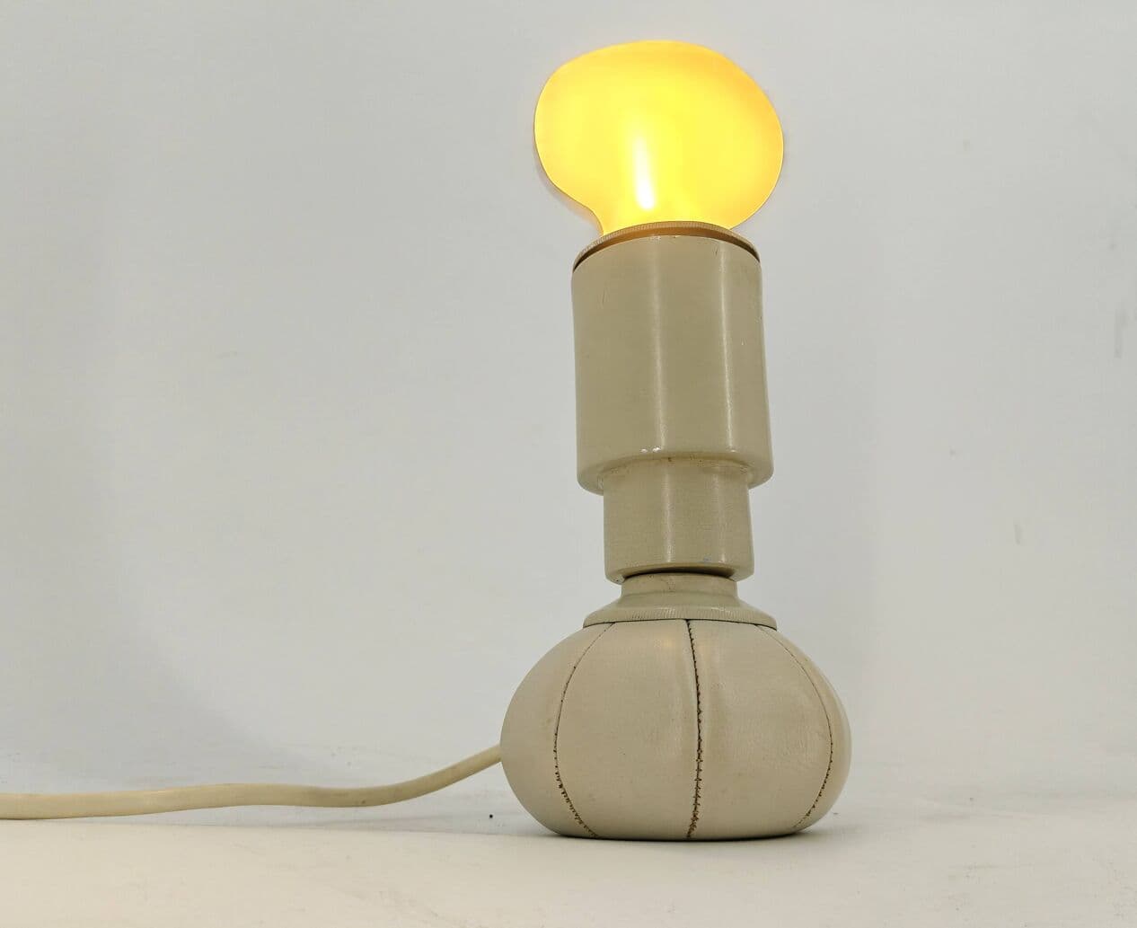 Lampa stołowa, biała, metal, proj. G. Sarfatti, Arteluce, Włochy, lata 60. - 267478