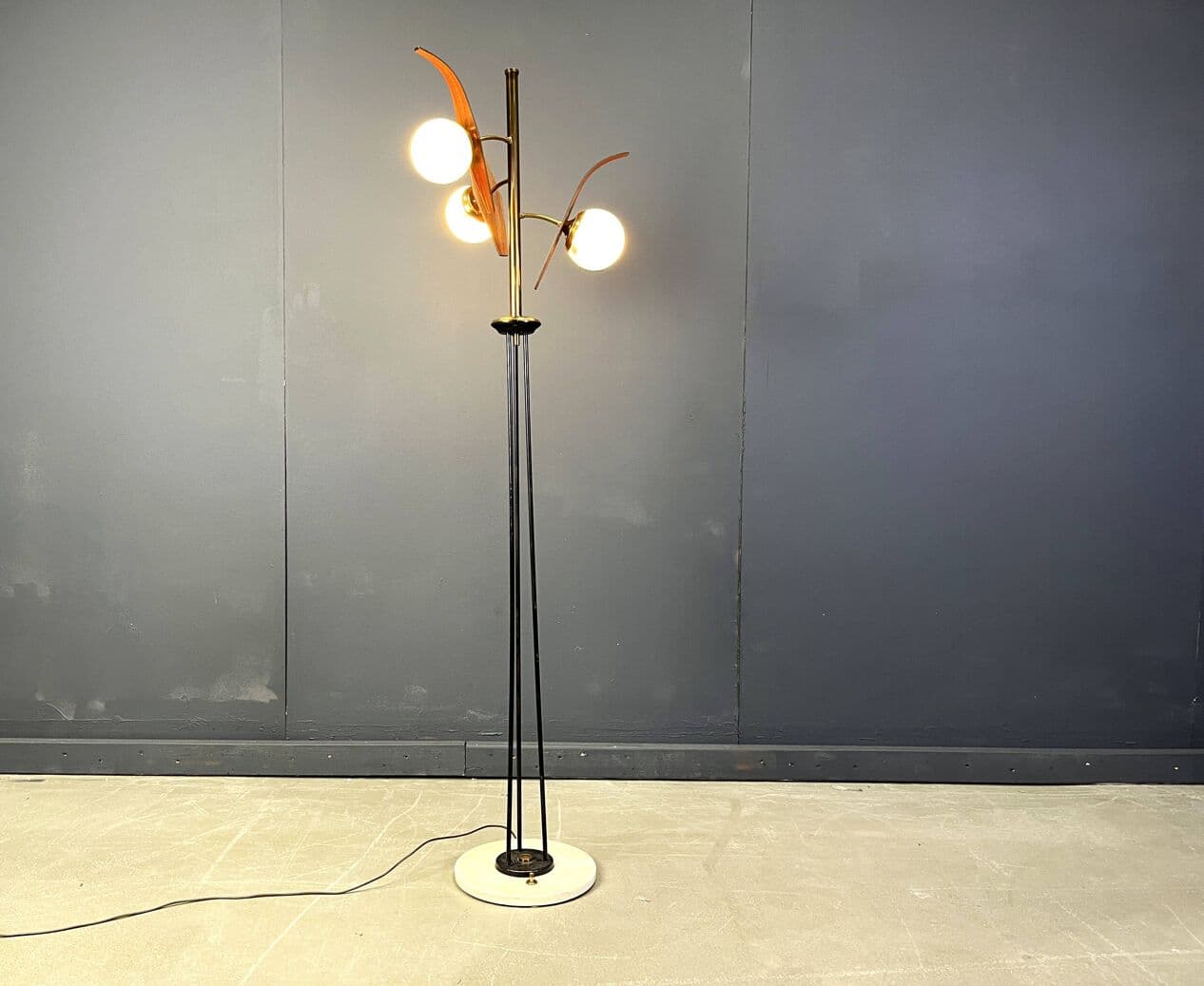 Lampa podłogowa, teak brązowy, mosiądz złoty, metal czarny, szkło białe, marmur biały, Stilnovo, Włochy, lata 60. - 267388