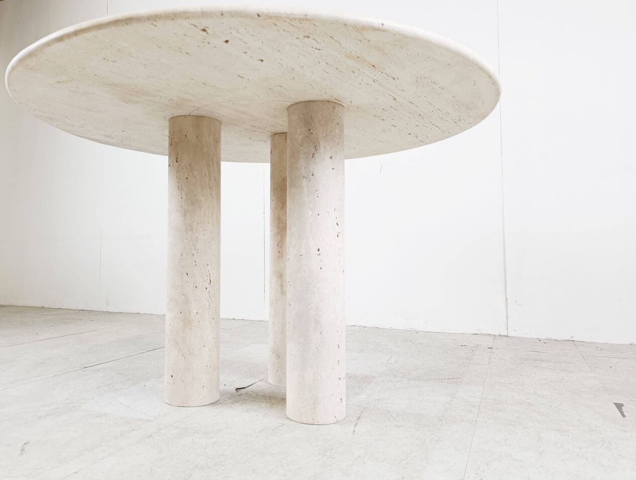 Dining table round, beige travertine, Italy, 1970s. - 267306