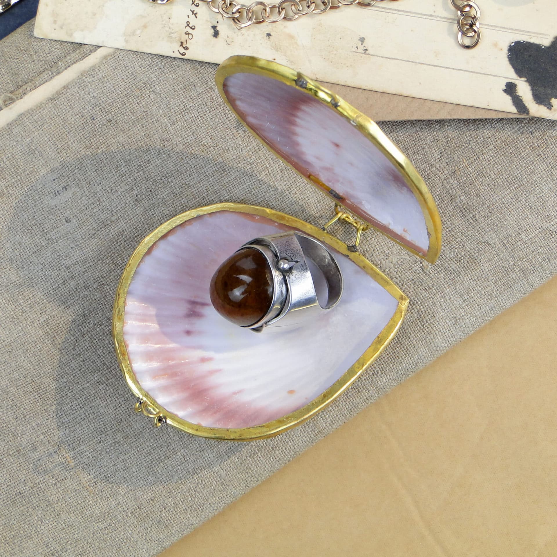 Pudełko na pierścionek, muszla różowa, mosiądz, vintage - 262089