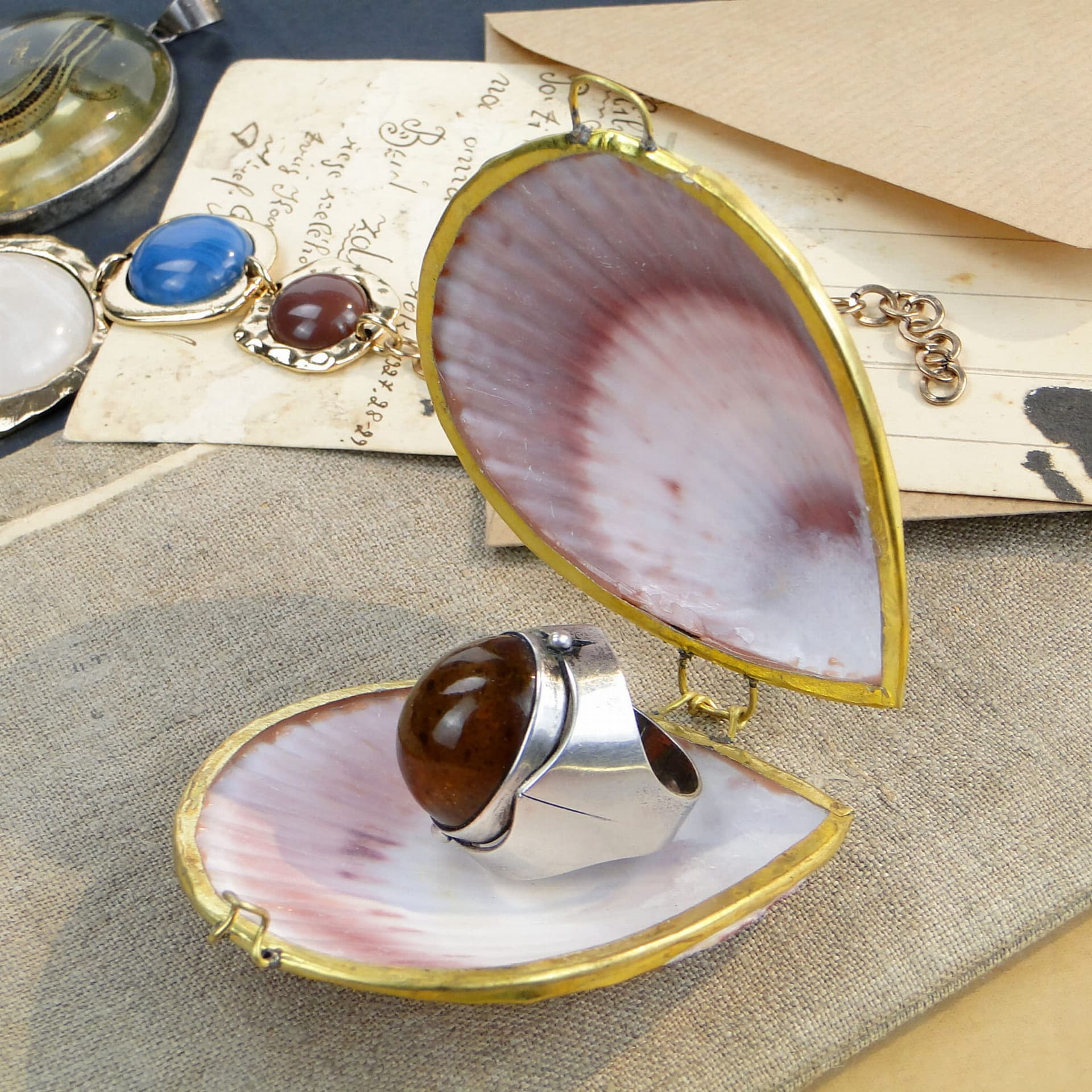 Pudełko na pierścionek, muszla różowa, mosiądz, vintage - 262088