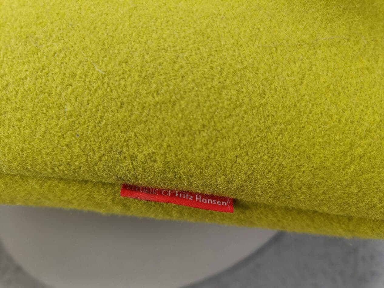 Fotel lounge Attitude, velvet zielony, proj. M. Voss, Fritz Hansen, Dania - 267127