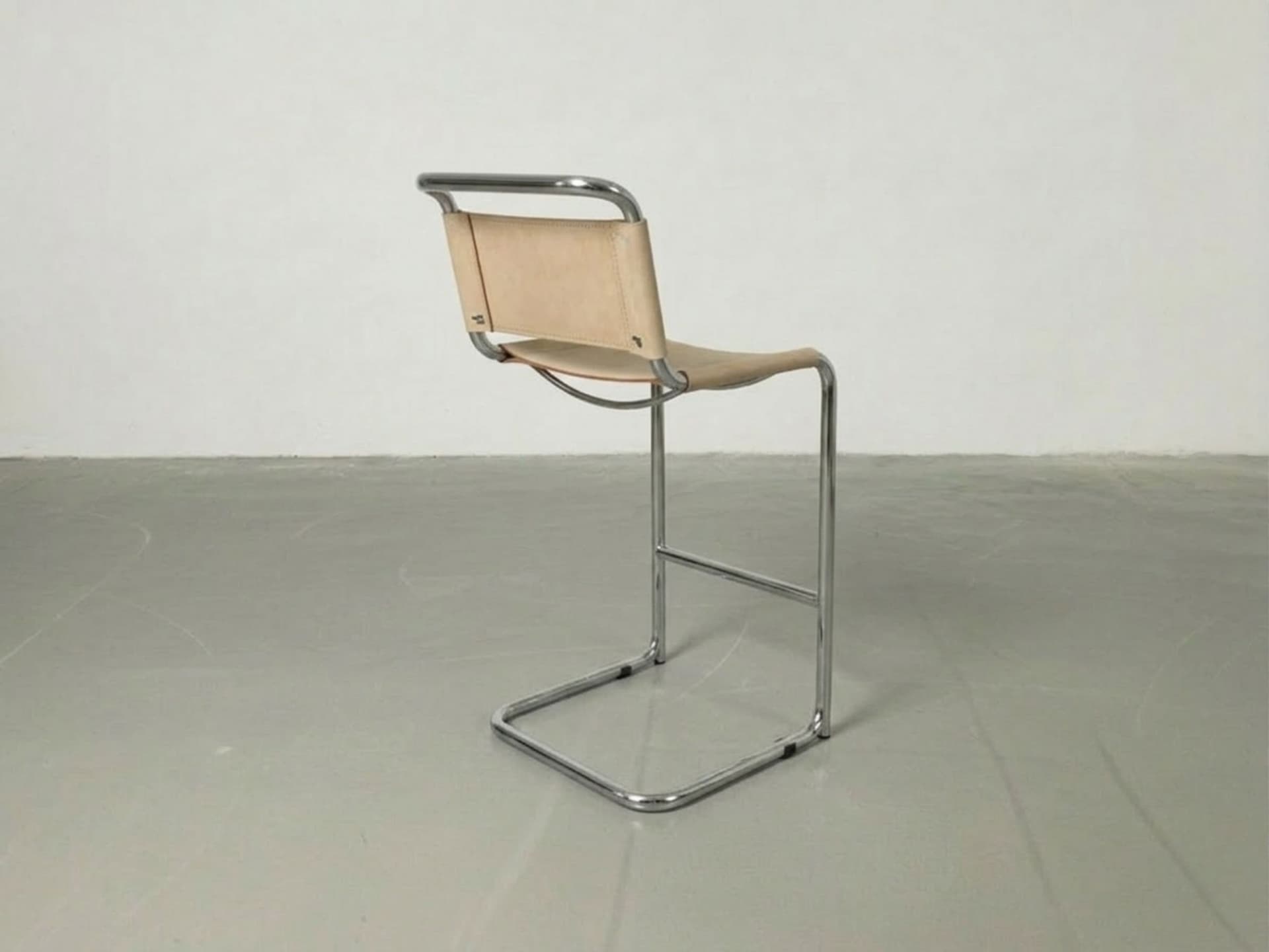 Hoker z giętej stali inspirowany proj. S33 M. Stam, miodowy, skóra naturalna - 262145