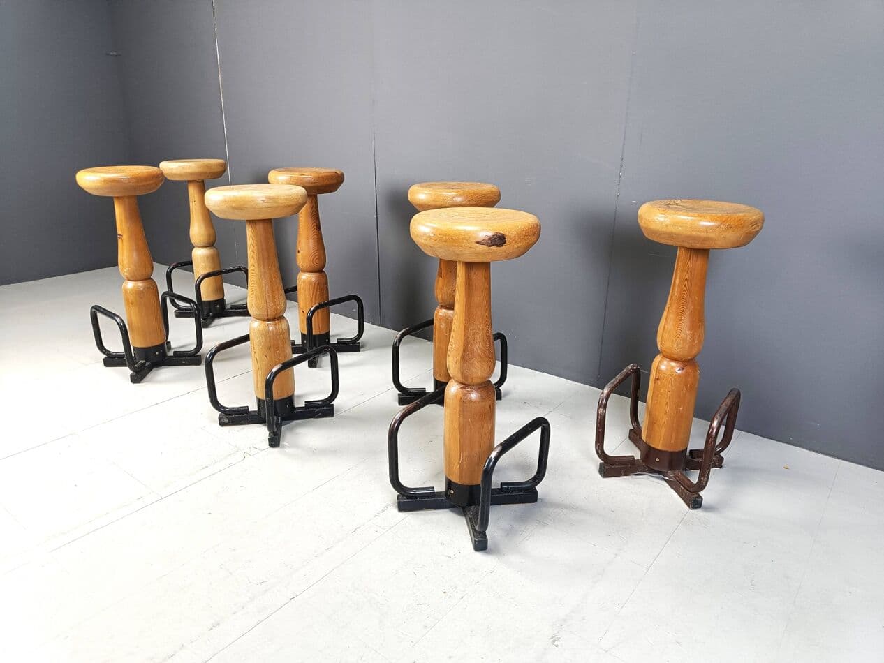 Zestaw siedmiu stołków barowych brutalistycznych, drewno brązowy, stal czarna, Niemcy, lata 60. - 266865