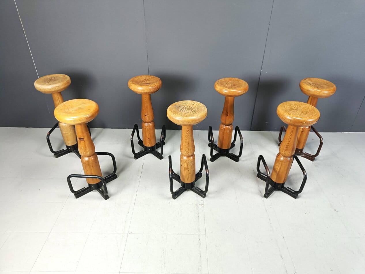Zestaw siedmiu stołków barowych brutalistycznych, drewno brązowy, stal czarna, Niemcy, lata 60. - 266859