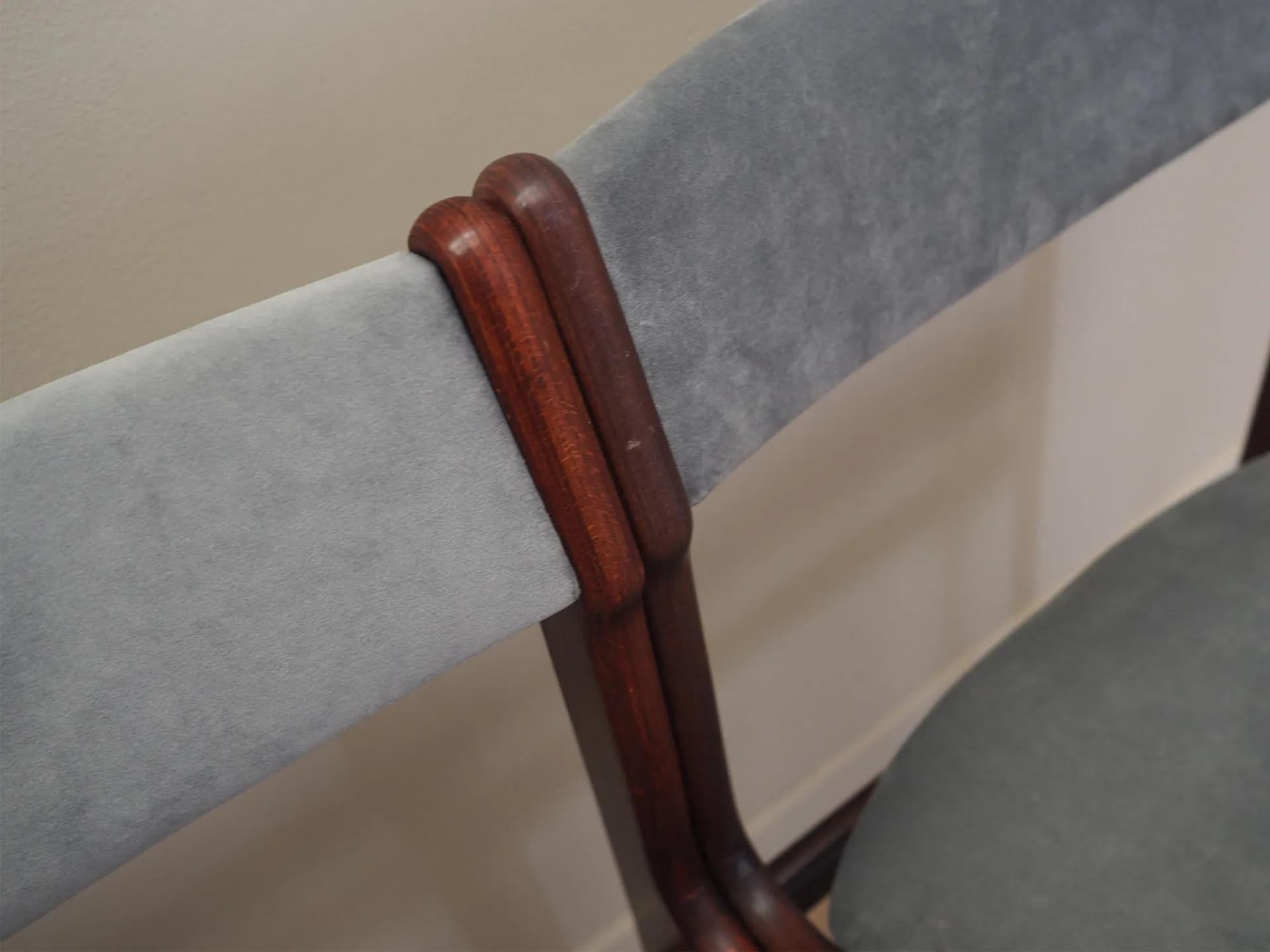 Komplet czterech krzeseł, mahoń ciemnobrązowy, velvet szary, Dania, lata 70. - 19749