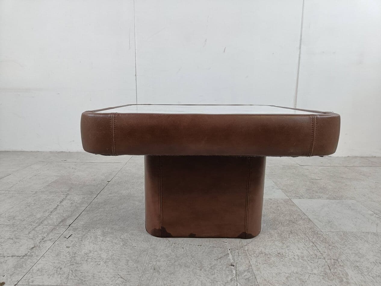 Coffee table, white marble, brown leather, 1970s. - 266478