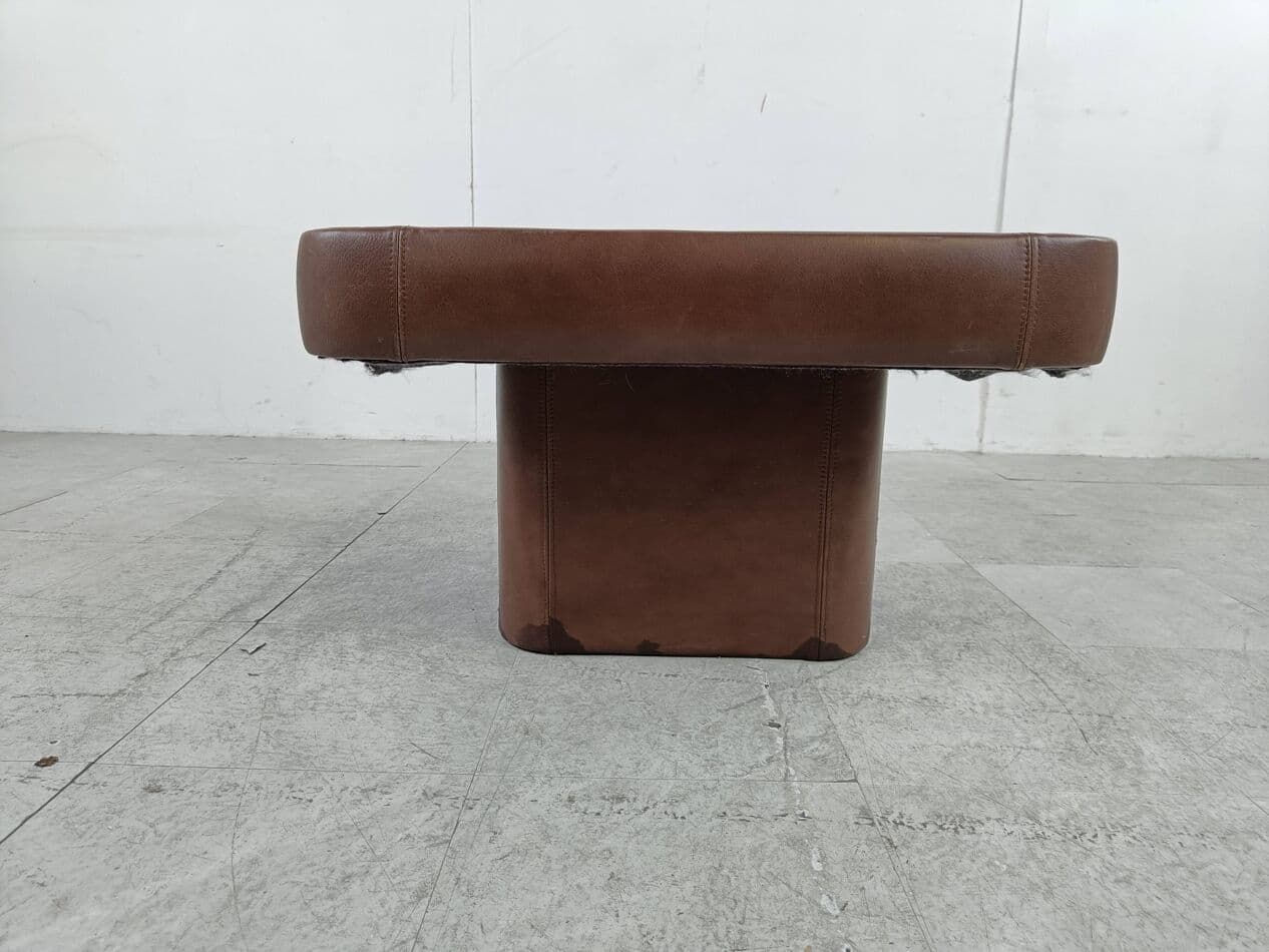 Coffee table, white marble, brown leather, 1970s. - 266477
