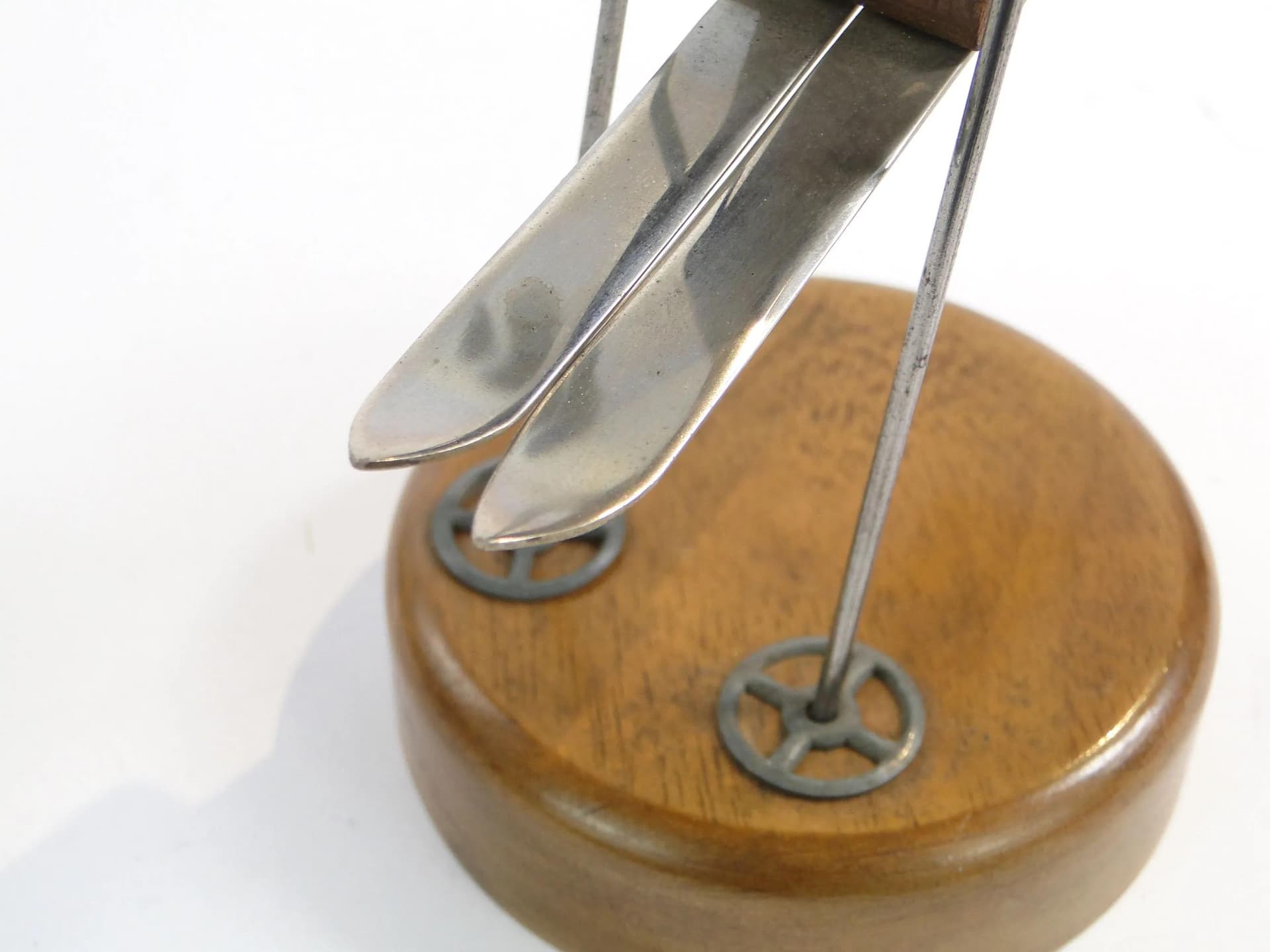 Figurka kinetyczna narciarza, drewno brązowe, stal polerowana, wełna zielona, Austria, lata 60. - 19592