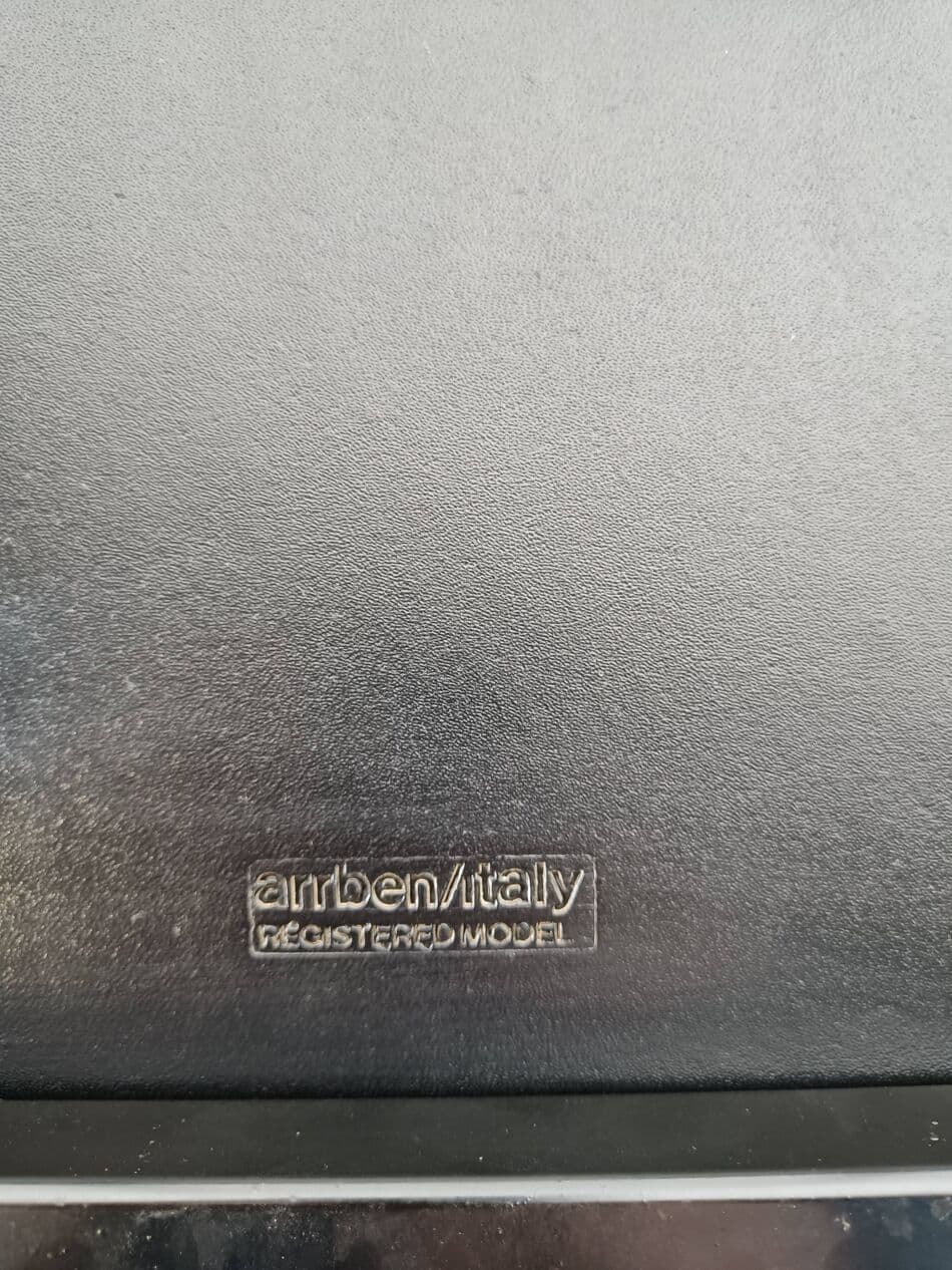 Zestaw czterech krzeseł z podłokietnikami, skóra czarna, metal czarny, drewno czarne, Arrben, Włochy, lata 80. - 266178