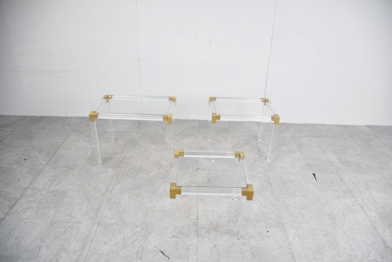 Zestaw trzech stolików typu nesting, lucyt transparentny, mosiądz, szkło, Francja, lata 70. - 265933