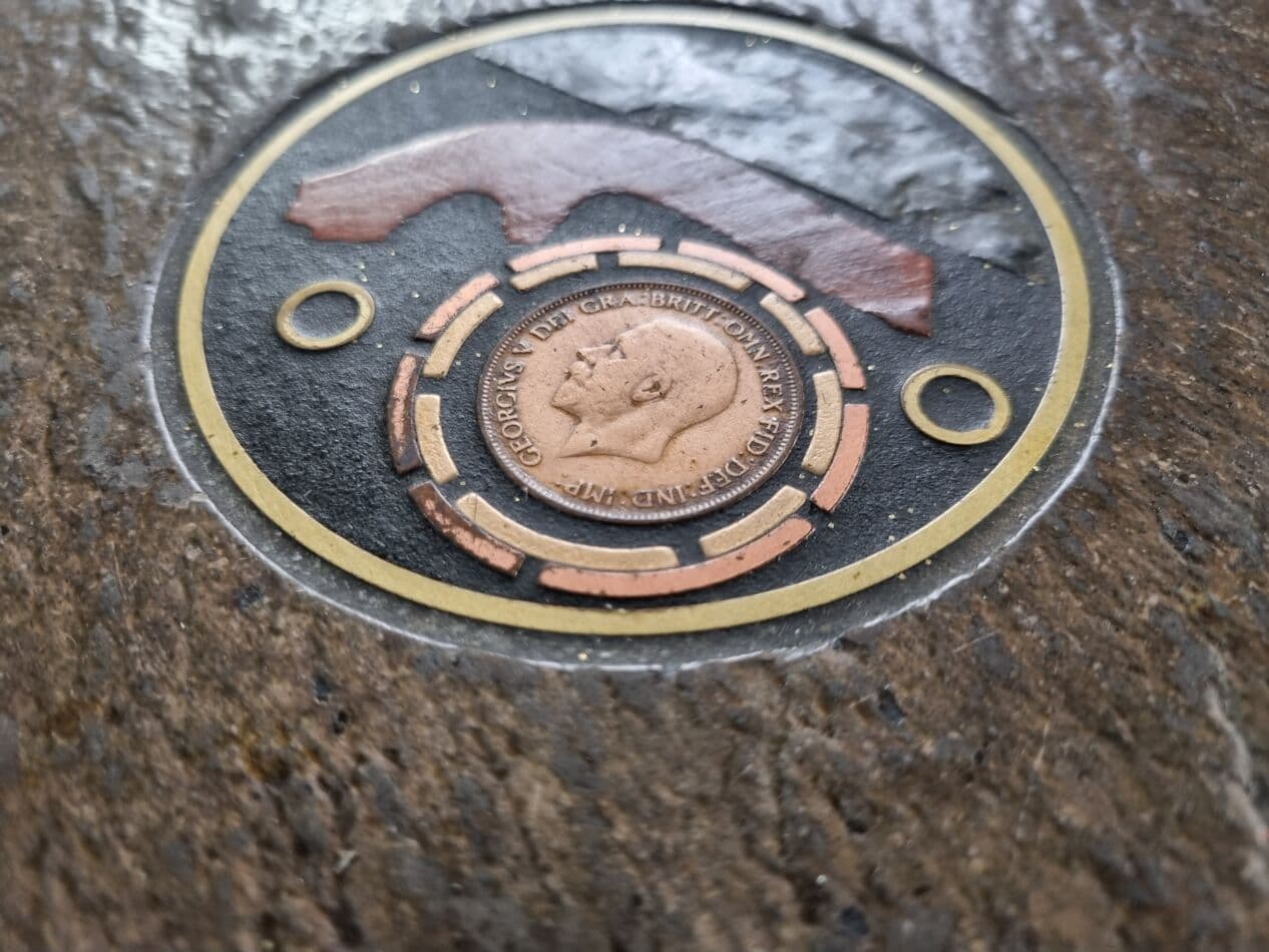 Stolik kawowy brutalistyczny, brązowy, kamień mosiądz miedź drewno, Niemcy, lata 80. - 265735