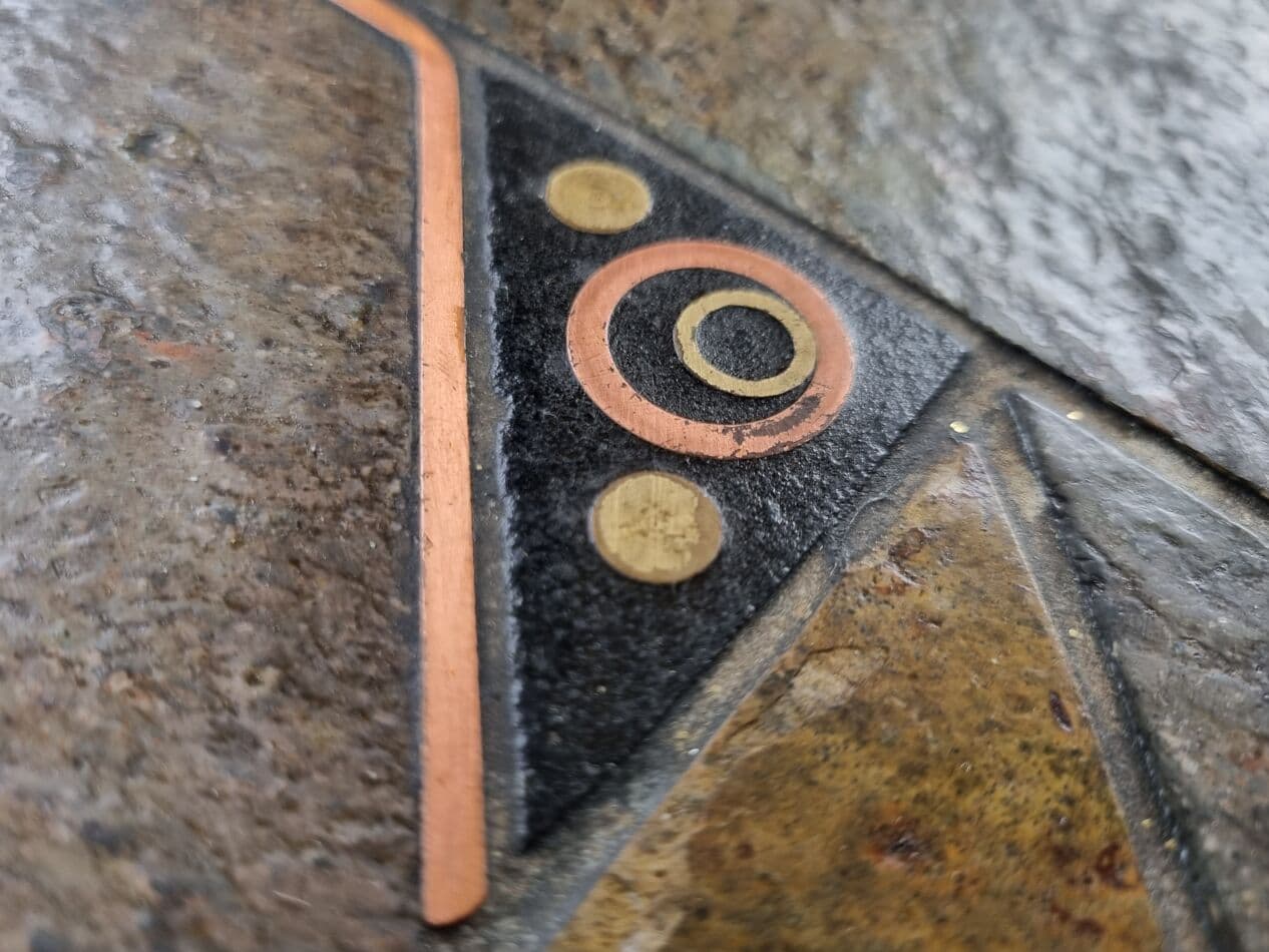 Stolik kawowy brutalistyczny, brązowy, kamień mosiądz miedź drewno, Niemcy, lata 80. - 265736