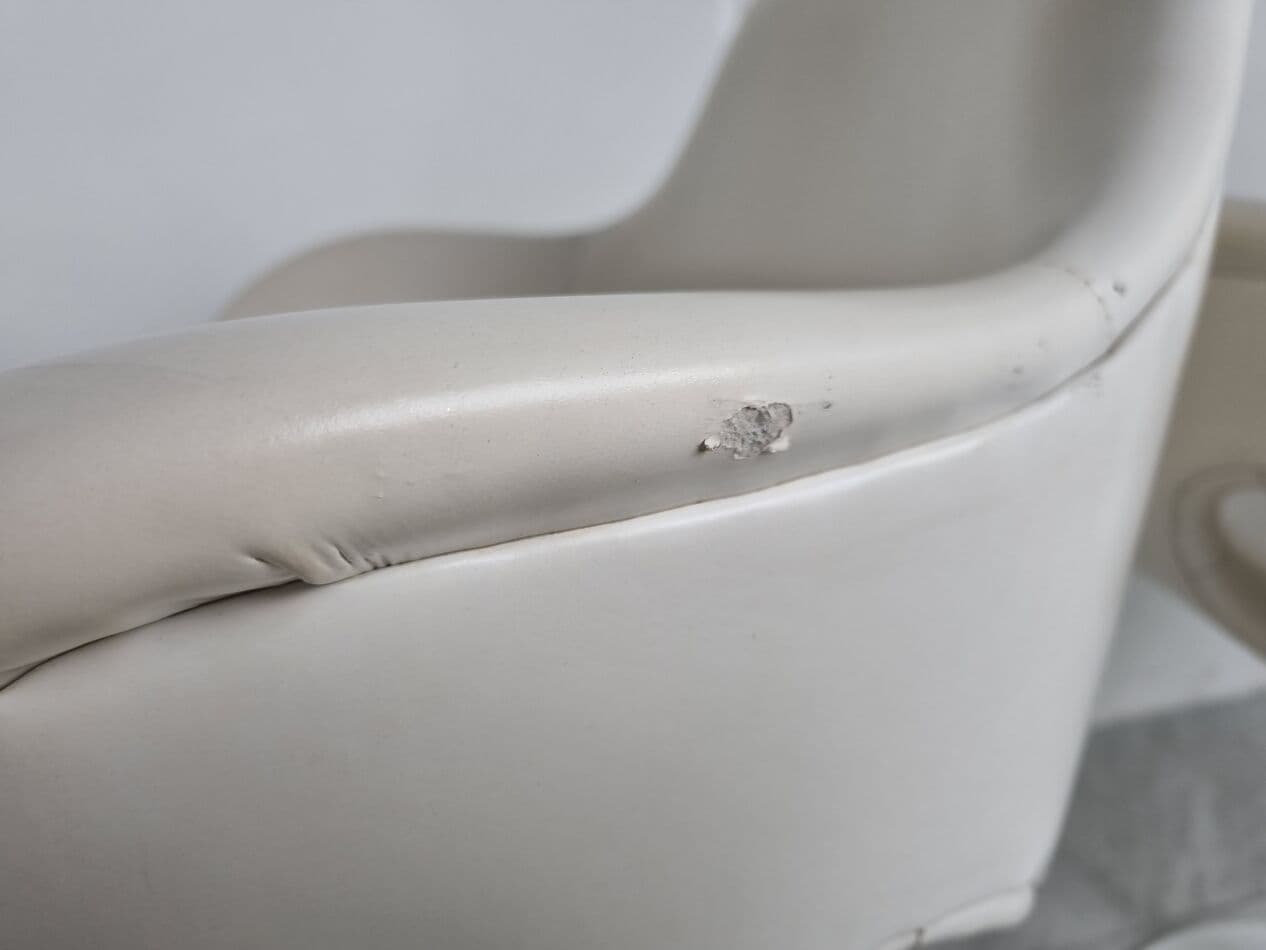 Set of Four Tulip Chairs, white faux leather, white metal, France, 1960s. - 265682