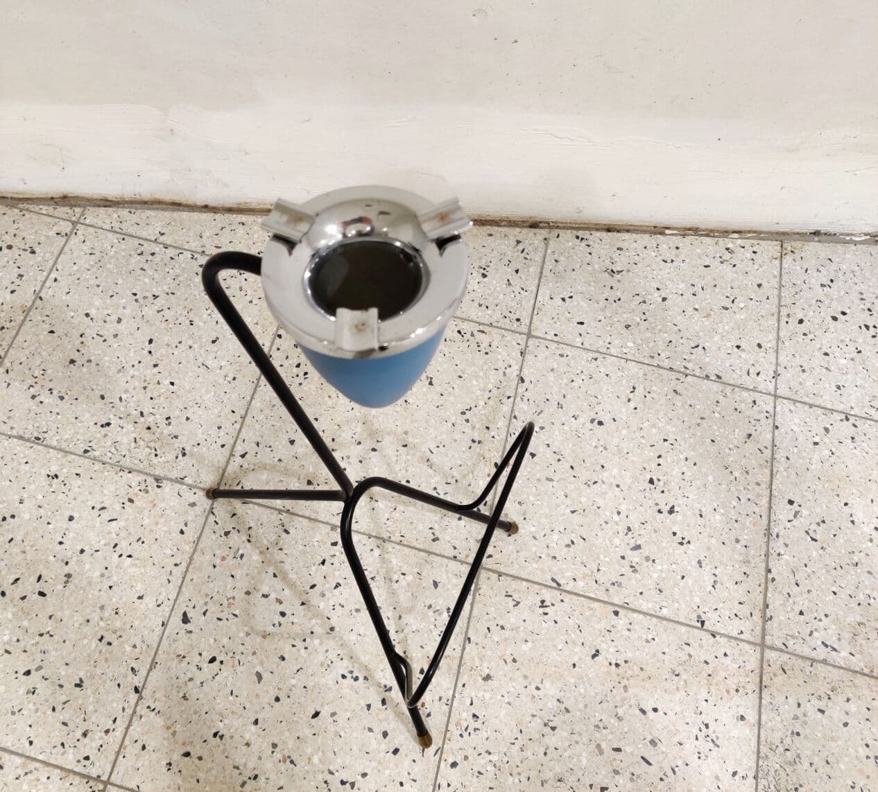 Popielniczka z gazetnikiem, niebieski, metal, Belgia, lata 60. - 265434