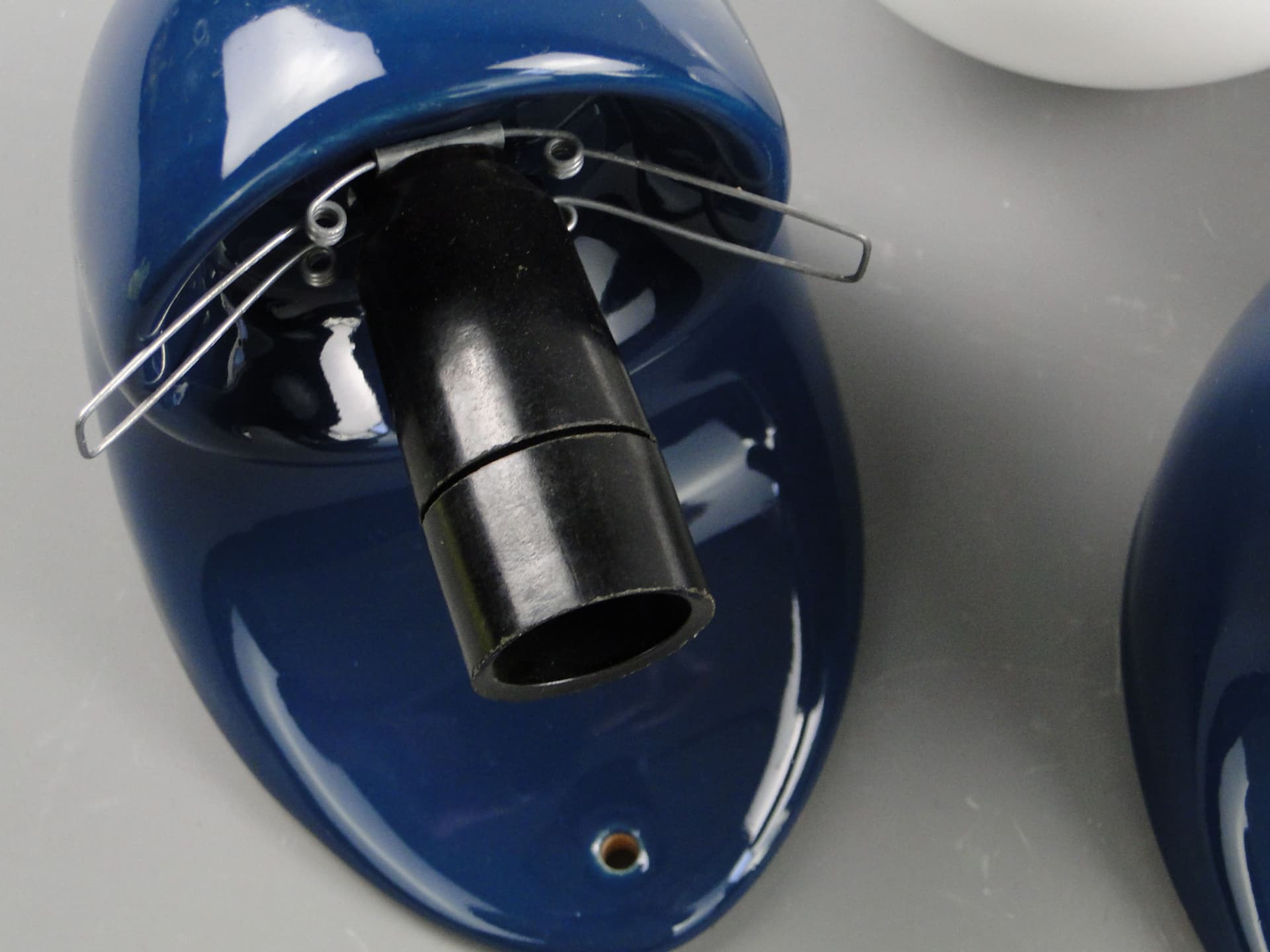 Para kinkietów, ceramika granatowa, szkło białe, Polska, lata 70. - 2033