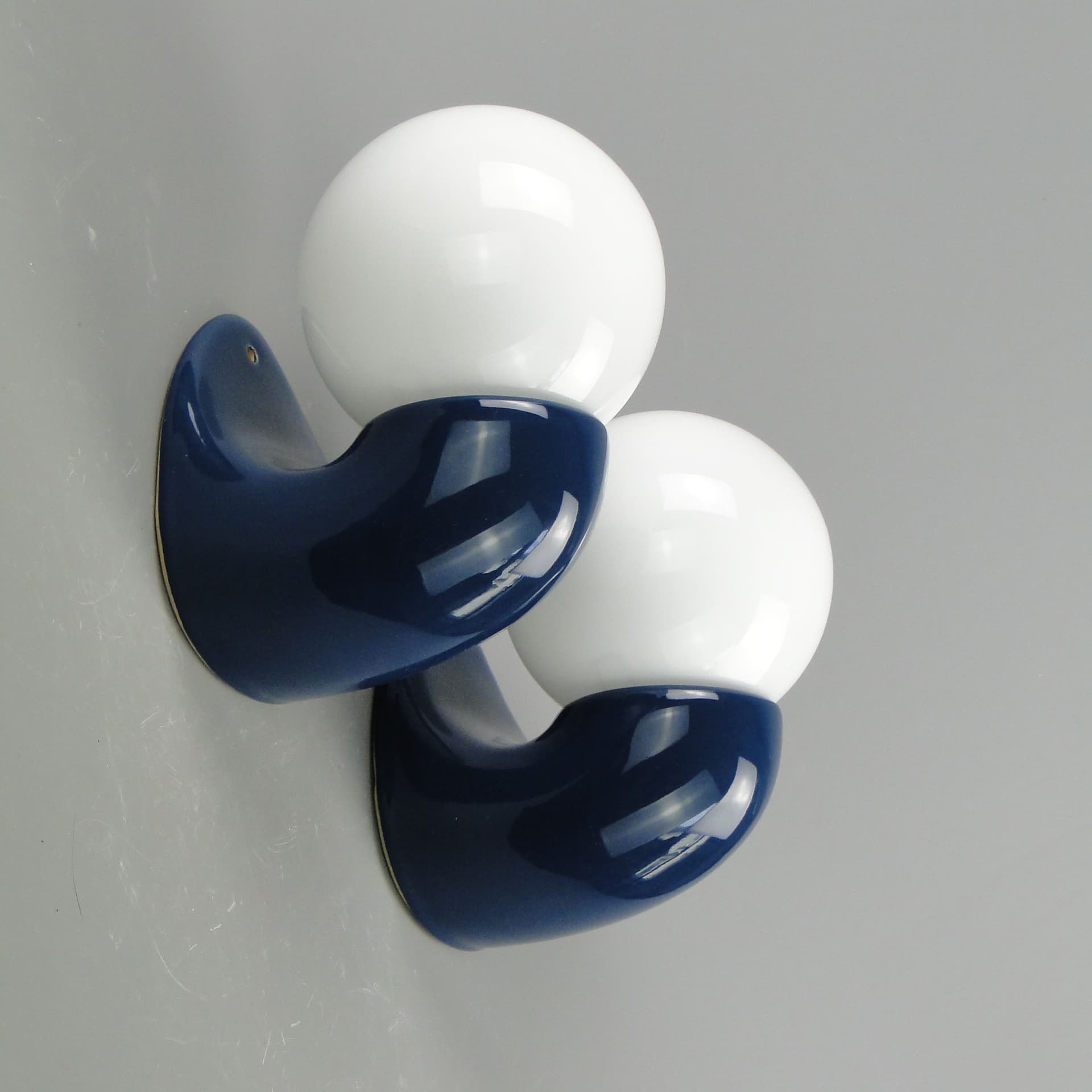 Para kinkietów, ceramika granatowa, szkło białe, Polska, lata 70. - 2027