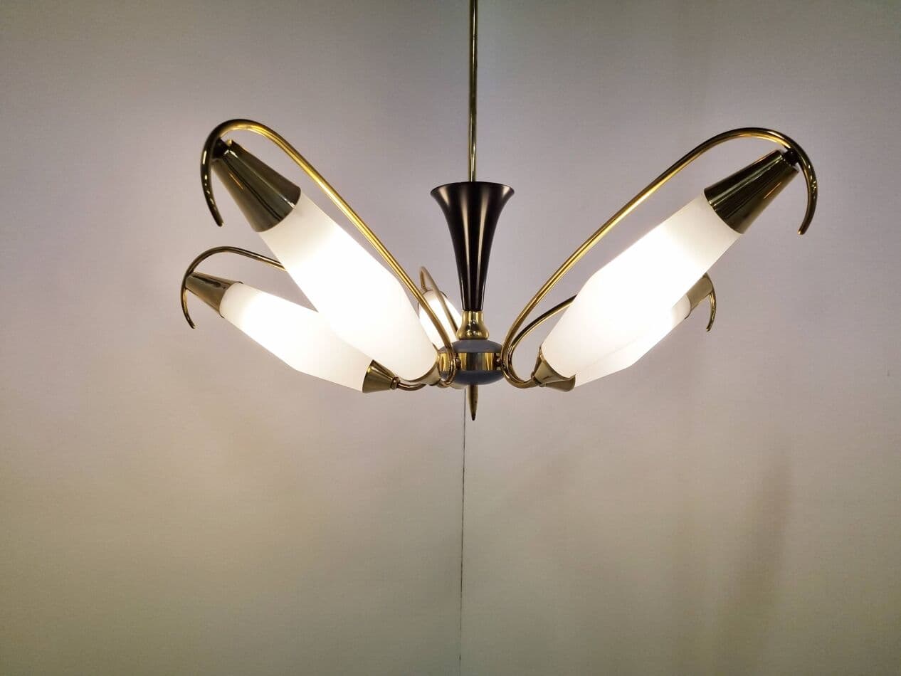 Żyrandol, Mid-Century Modern, mosiądz złoty, szkło białe, metal czarny, Włochy, lata 60. - 265295