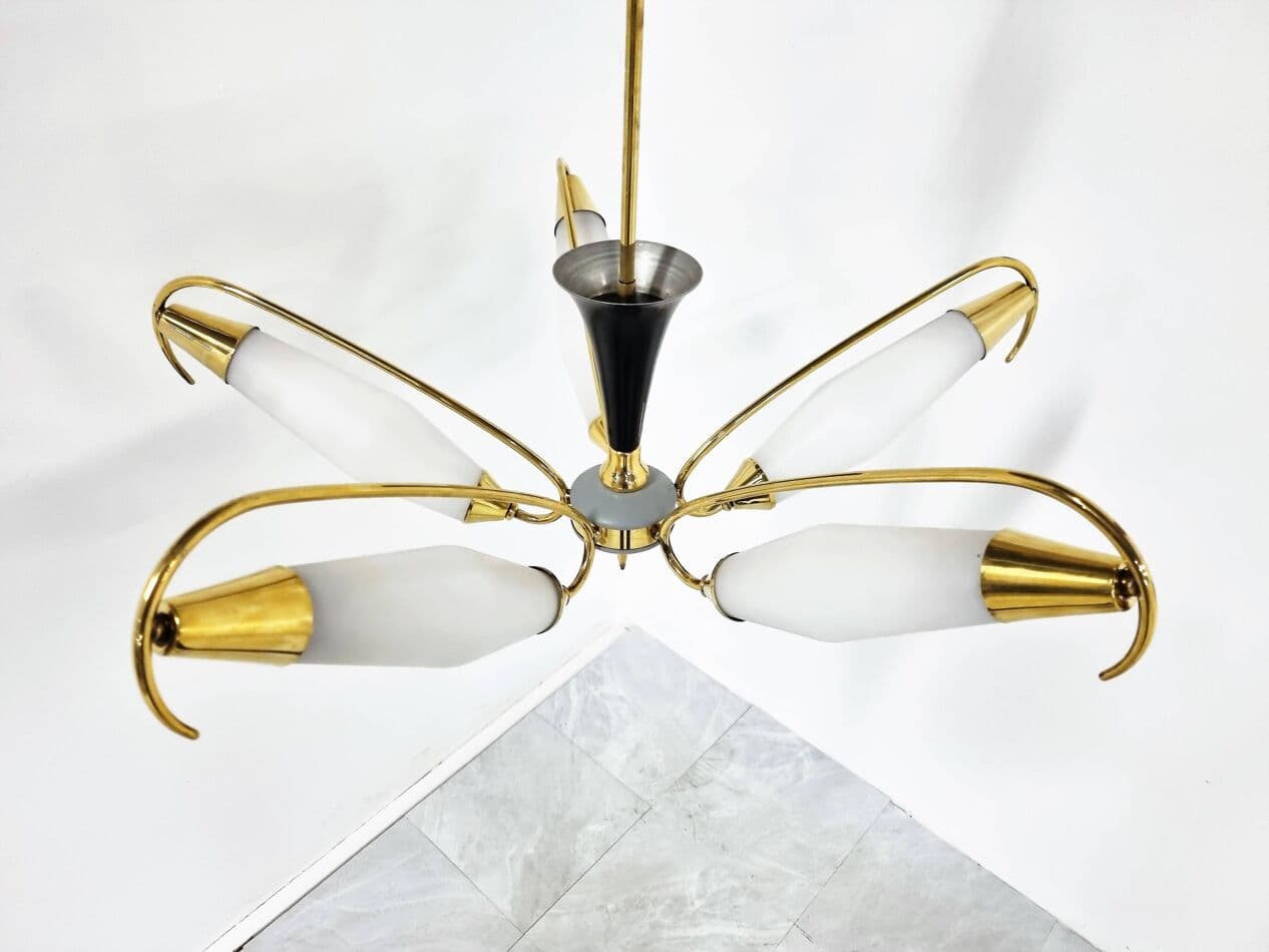 Żyrandol, Mid-Century Modern, mosiądz złoty, szkło białe, metal czarny, Włochy, lata 60. - 265298