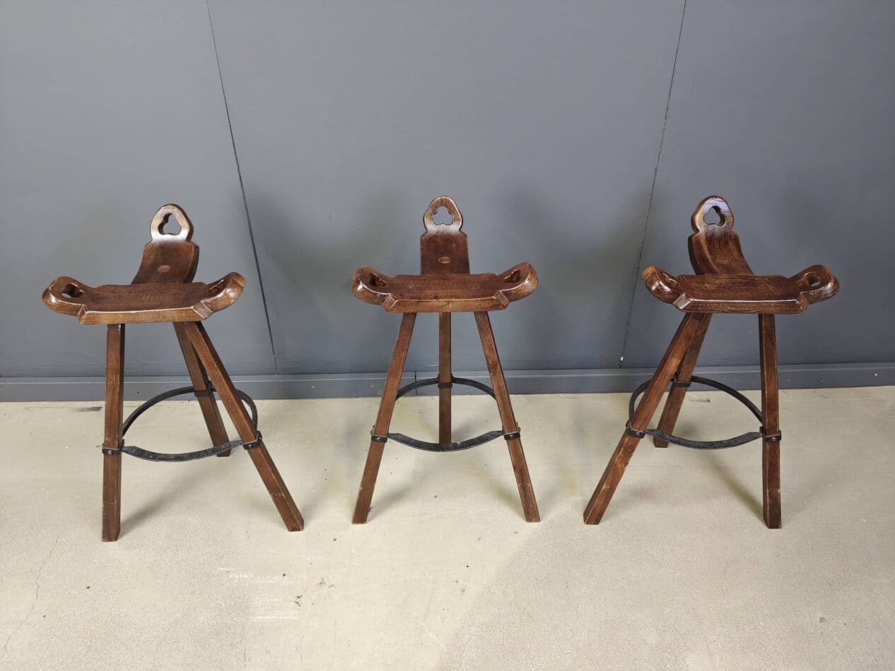 Zestaw trzech stołków barowych brutalistycznych, drewno brązowe, metal czarny, Hiszpania, lata 60. - 265019