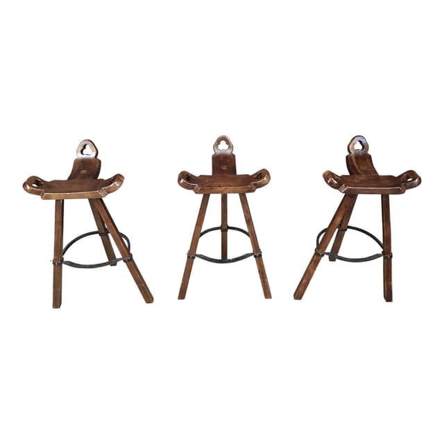 Zestaw trzech stołków barowych brutalistycznych, drewno brązowe, metal czarny, Hiszpania, lata 60. - WYMIARY