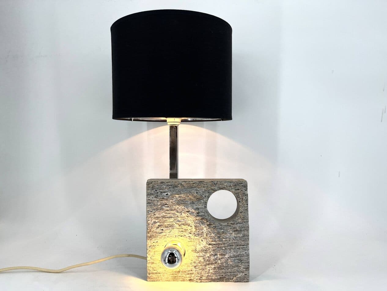Lampa stołowa postmodernistyczna, granit szary, chrom, tkanina czarna, Włochy, lata 70. - 264936