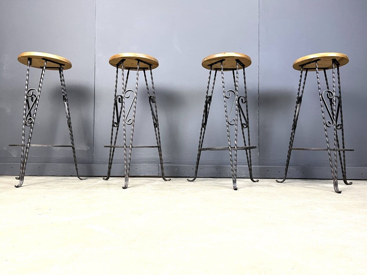 Zestaw czterech stołków barowych, dąb brązowy, żelazo czarne, Francja, lata 60. - 264437