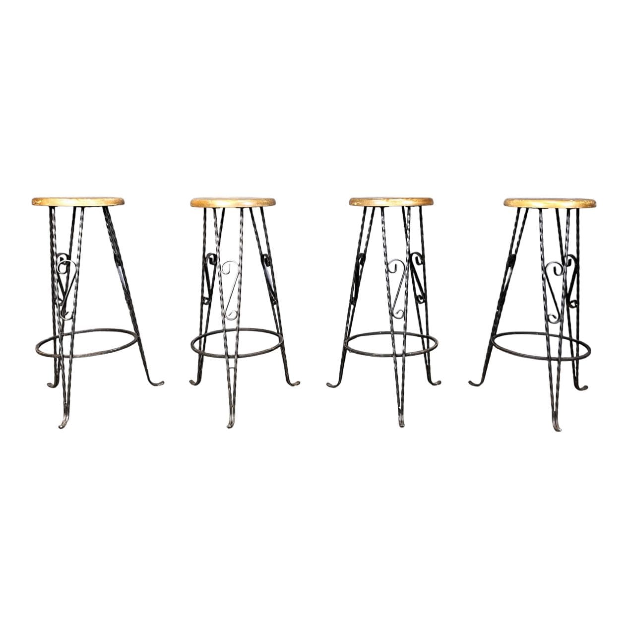 Zestaw czterech stołków barowych, dąb brązowy, żelazo czarne, Francja, lata 60.