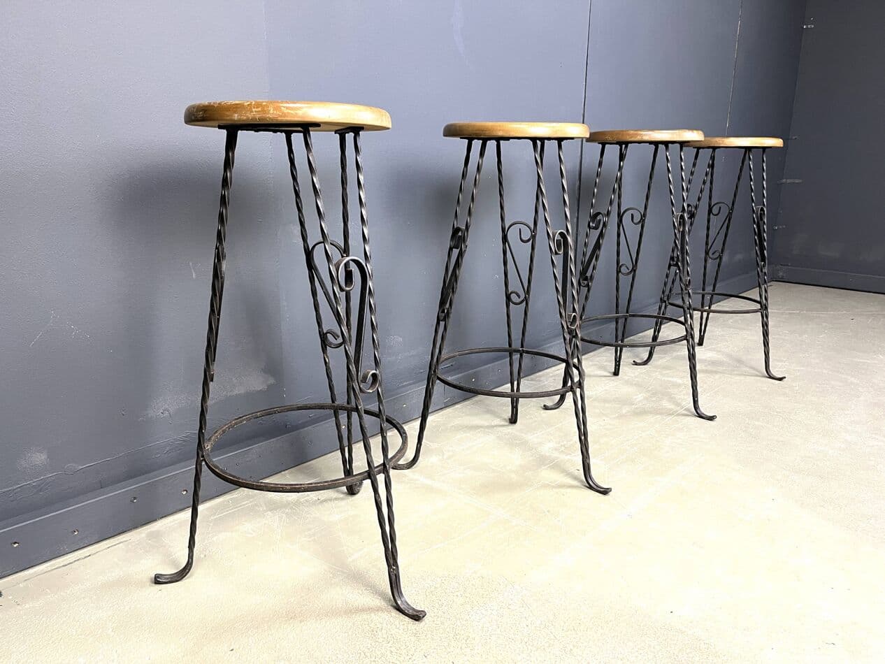 Zestaw czterech stołków barowych, dąb brązowy, żelazo czarne, Francja, lata 60. - 264440