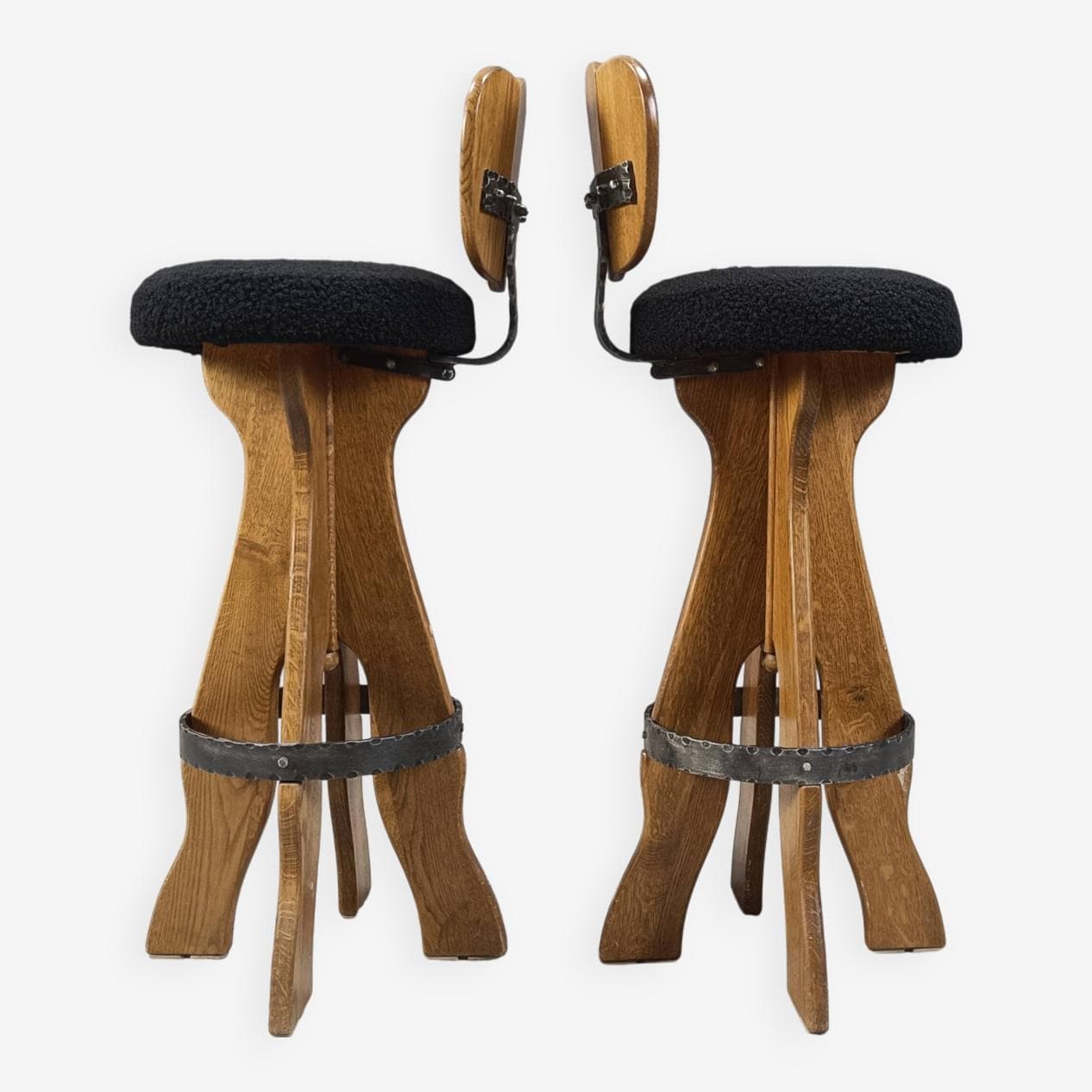 Zestaw czterech stołków barowych brutalistycznych, drewno brązowy, bouclé czarny, Belgia, lata 60. - 264350