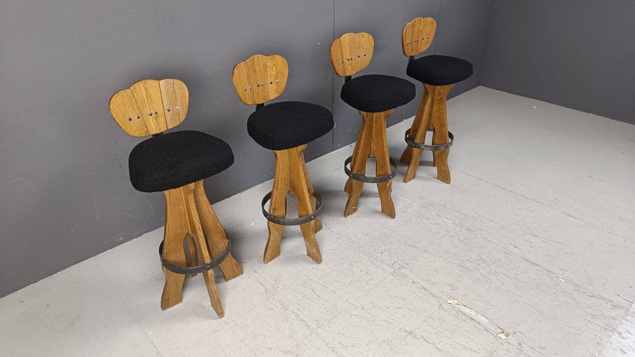 Zestaw czterech stołków barowych brutalistycznych, drewno brązowy, bouclé czarny, Belgia, lata 60. - 264364