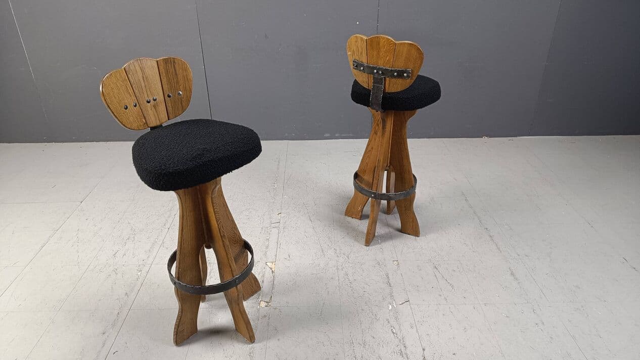 Zestaw czterech stołków barowych brutalistycznych, drewno brązowy, bouclé czarny, Belgia, lata 60. - 264355