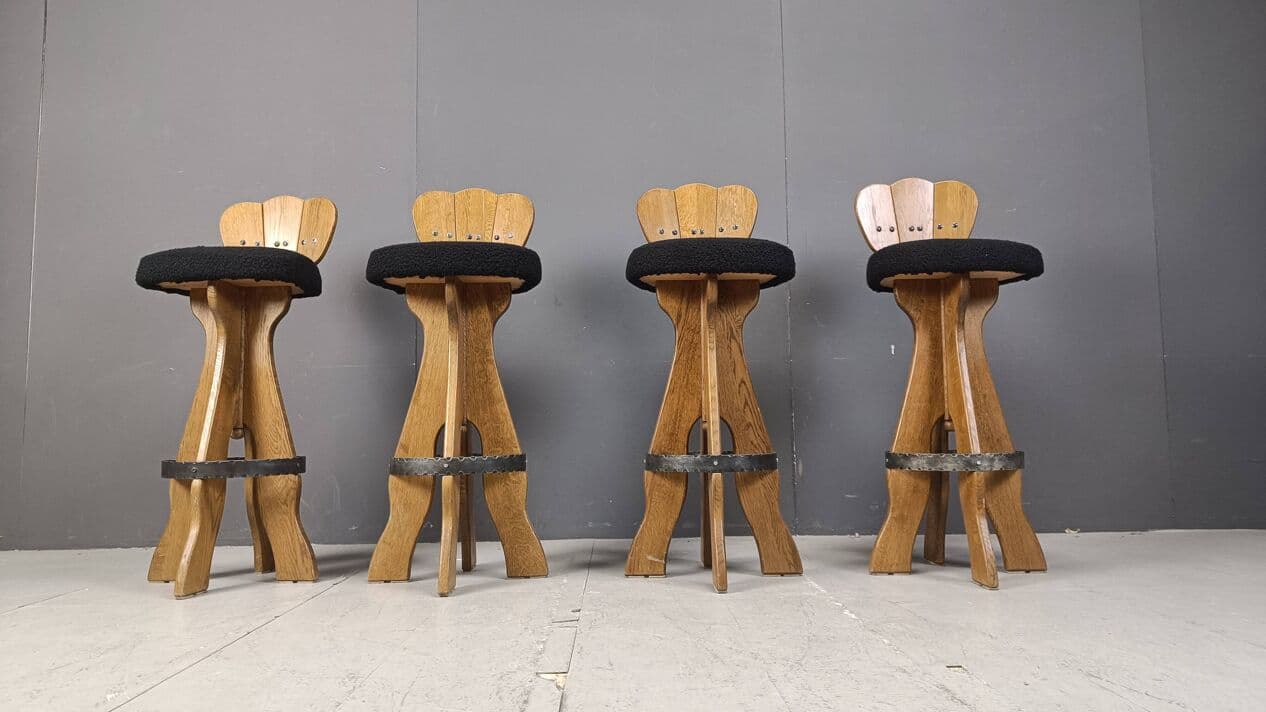 Zestaw czterech stołków barowych brutalistycznych, drewno brązowy, bouclé czarny, Belgia, lata 60. - 264362