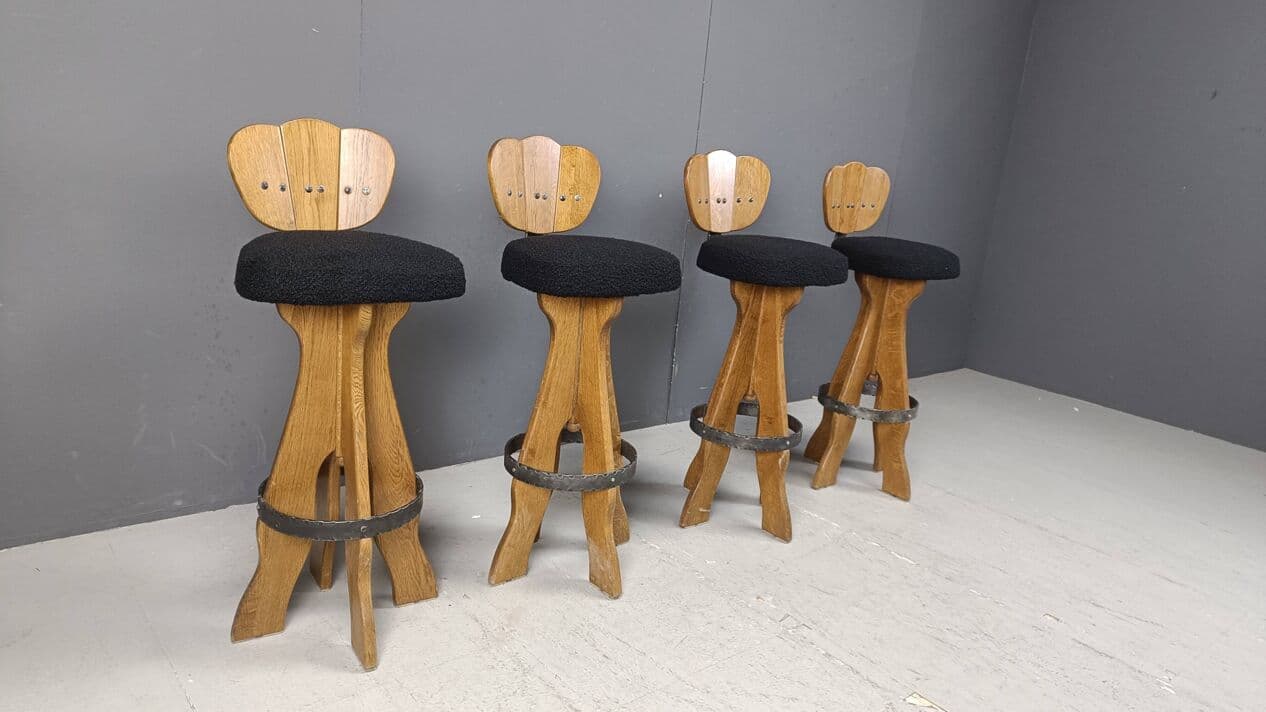 Zestaw czterech stołków barowych brutalistycznych, drewno brązowy, bouclé czarny, Belgia, lata 60. - 264351
