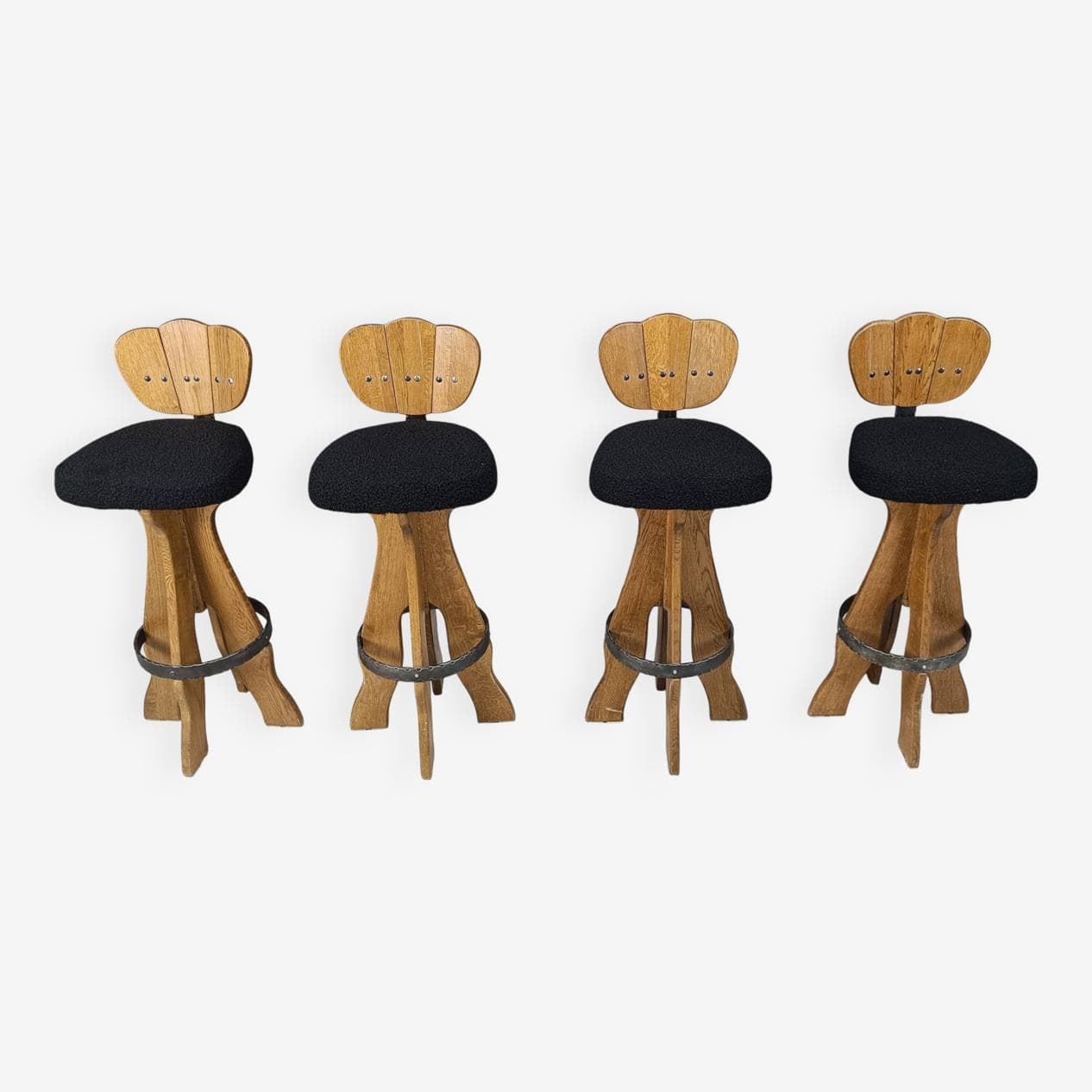 Zestaw czterech stołków barowych brutalistycznych, drewno brązowy, bouclé czarny, Belgia, lata 60. - 264356