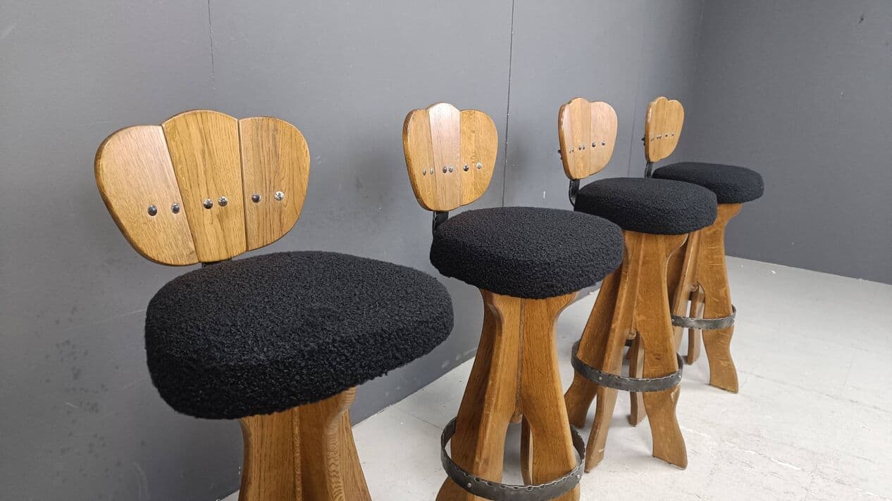 Zestaw czterech stołków barowych brutalistycznych, drewno brązowy, bouclé czarny, Belgia, lata 60. - 264352