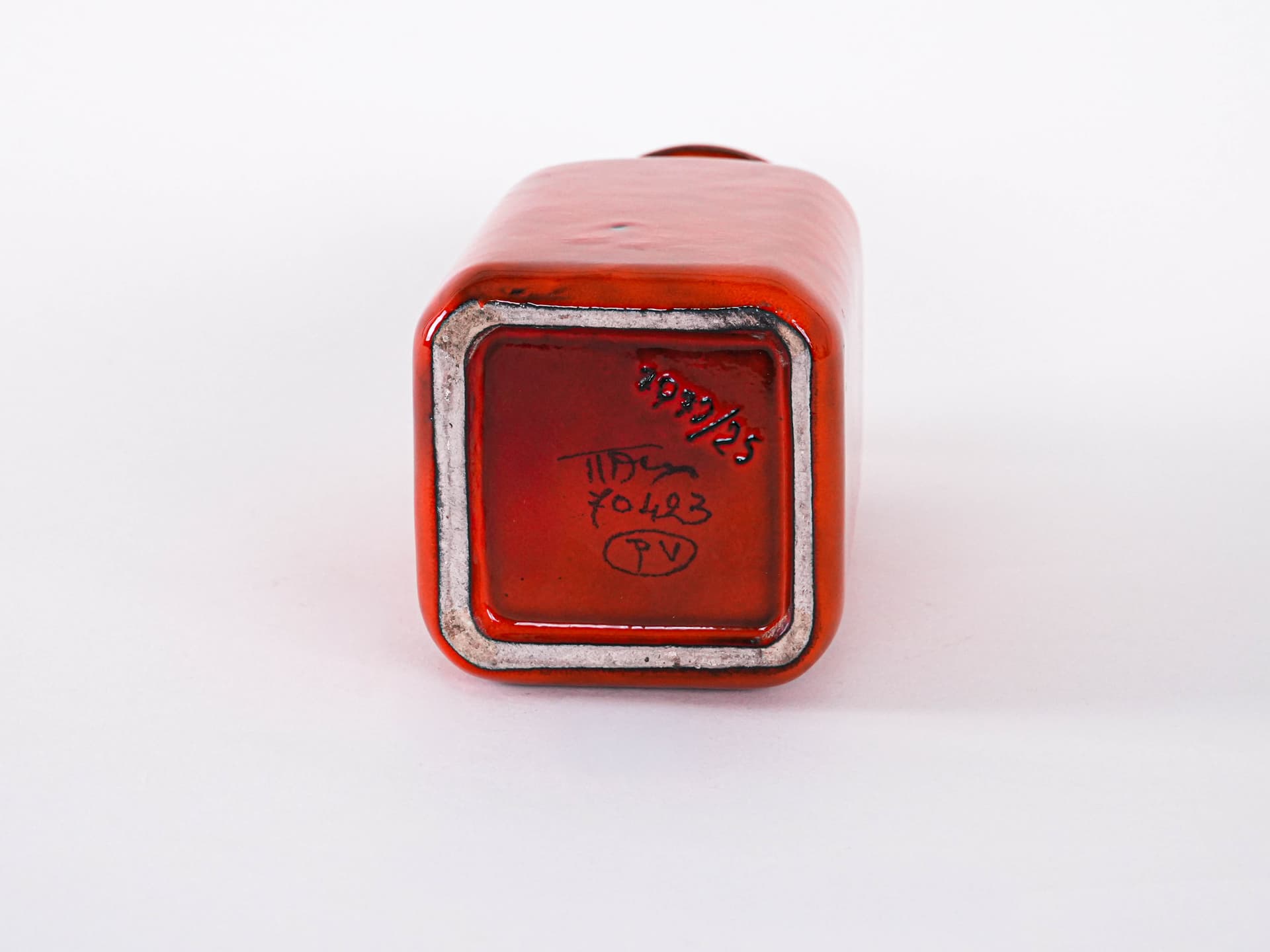 Wazon geometryczny, czerwony, ceramika, Włochy, lata 60. - 262509