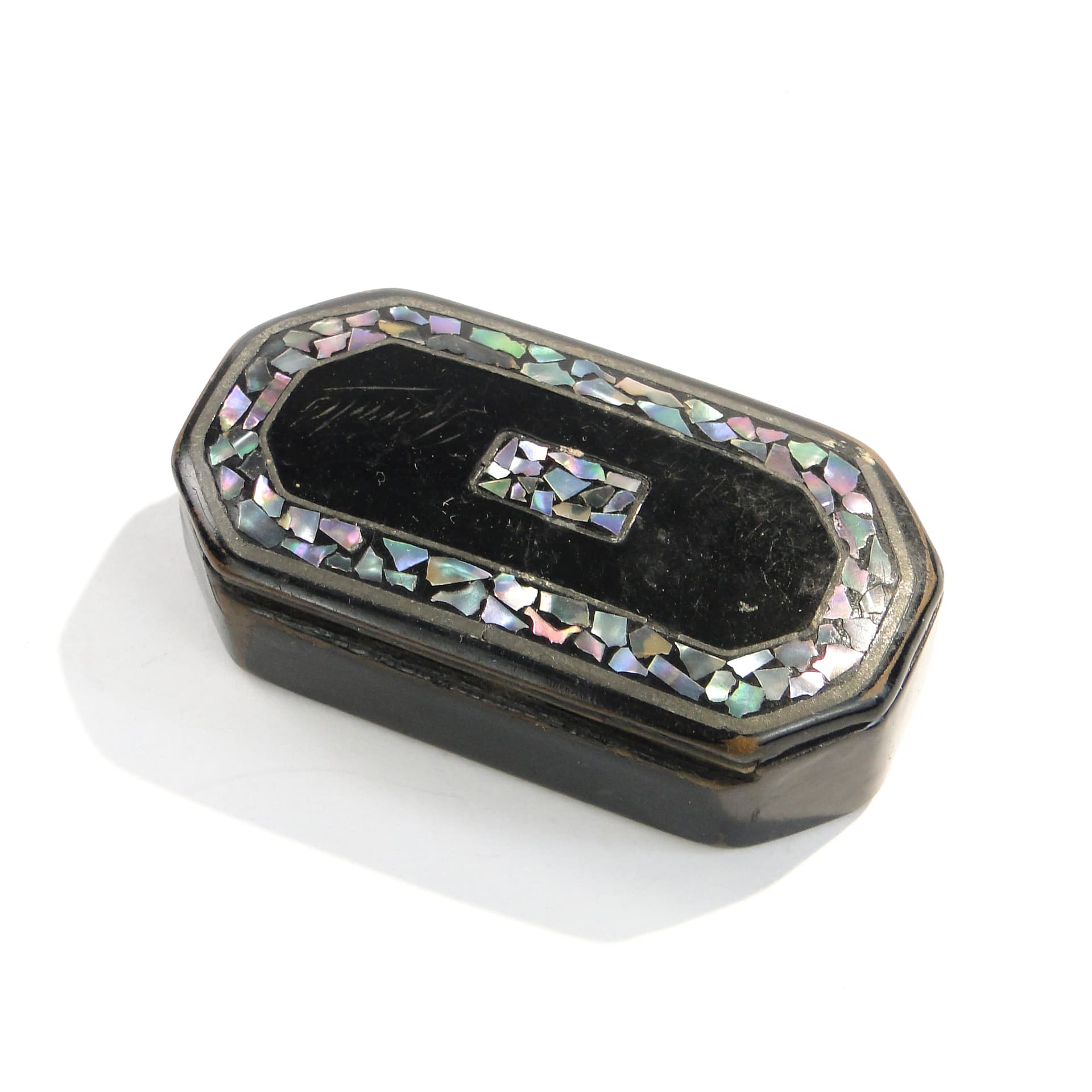 Tabakiera Biedermeier, czarna, laka masa perłowa, Polska, lata 60. XIX w. - 262585