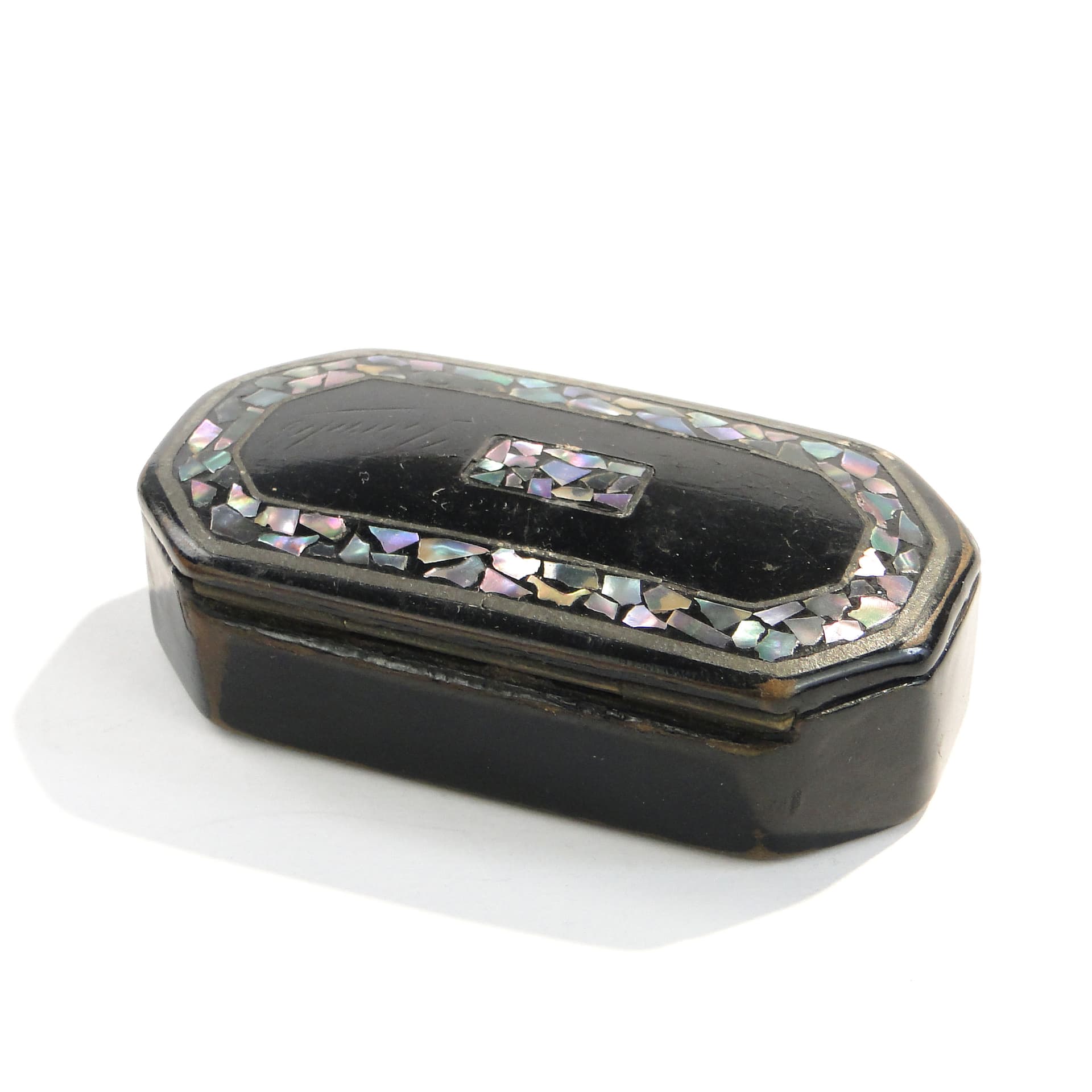 Tabakiera Biedermeier, czarna, laka masa perłowa, Polska, lata 60. XIX w. - 262586