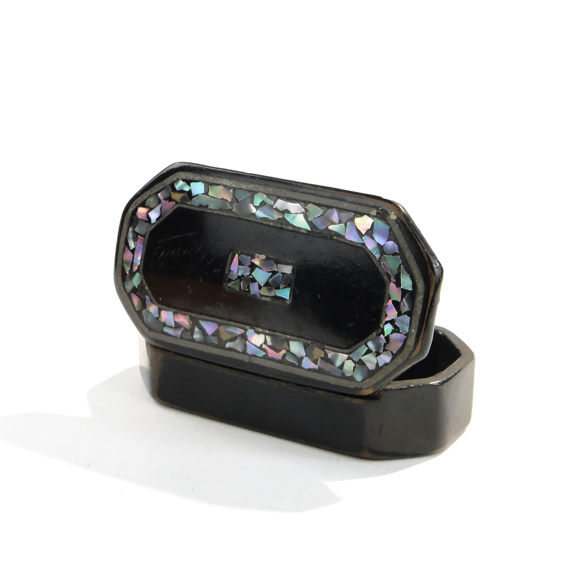 Tabakiera Biedermeier, czarna, laka masa perłowa, Polska, lata 60. XIX w. - 262590