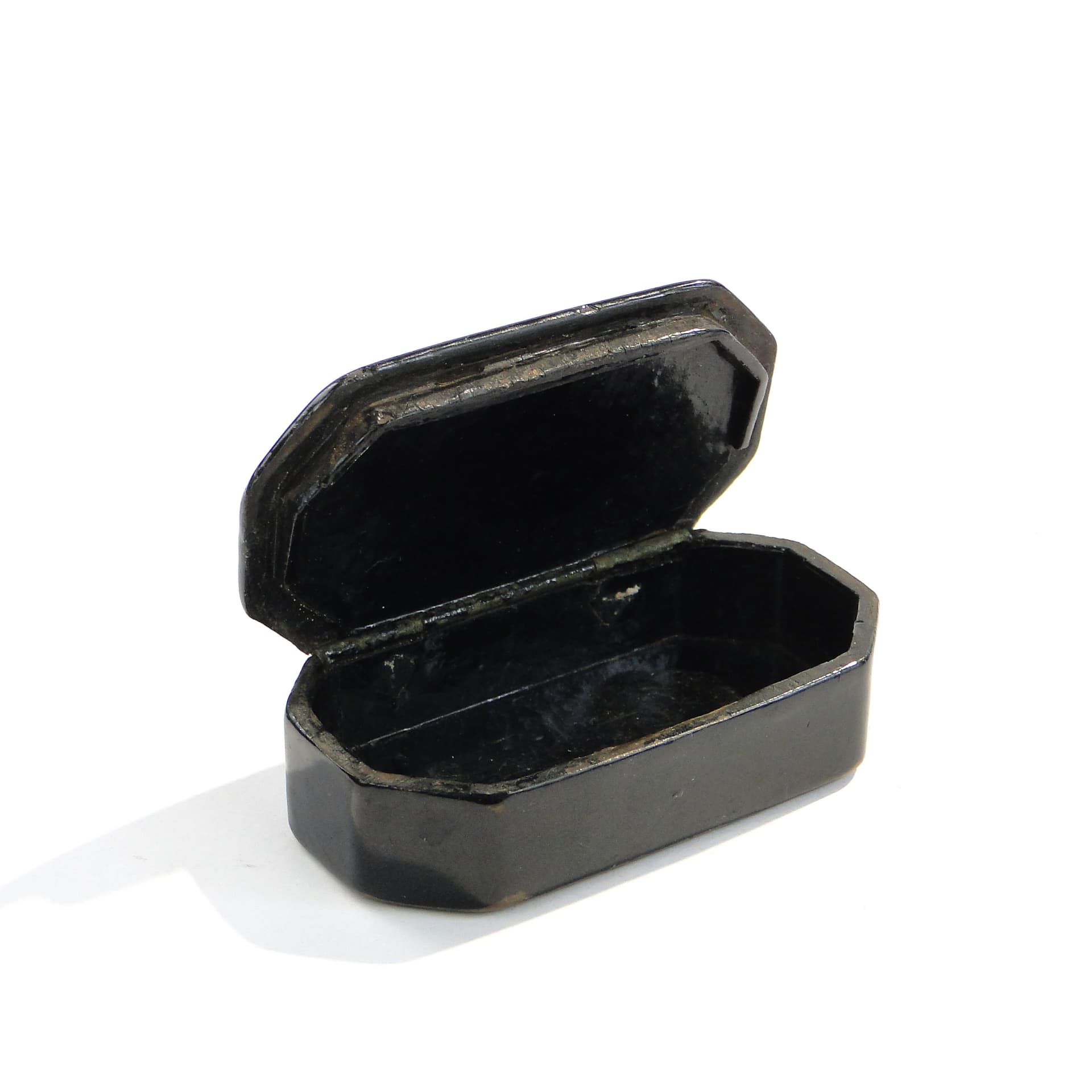 Tabakiera Biedermeier, czarna, laka masa perłowa, Polska, lata 60. XIX w. - 262582