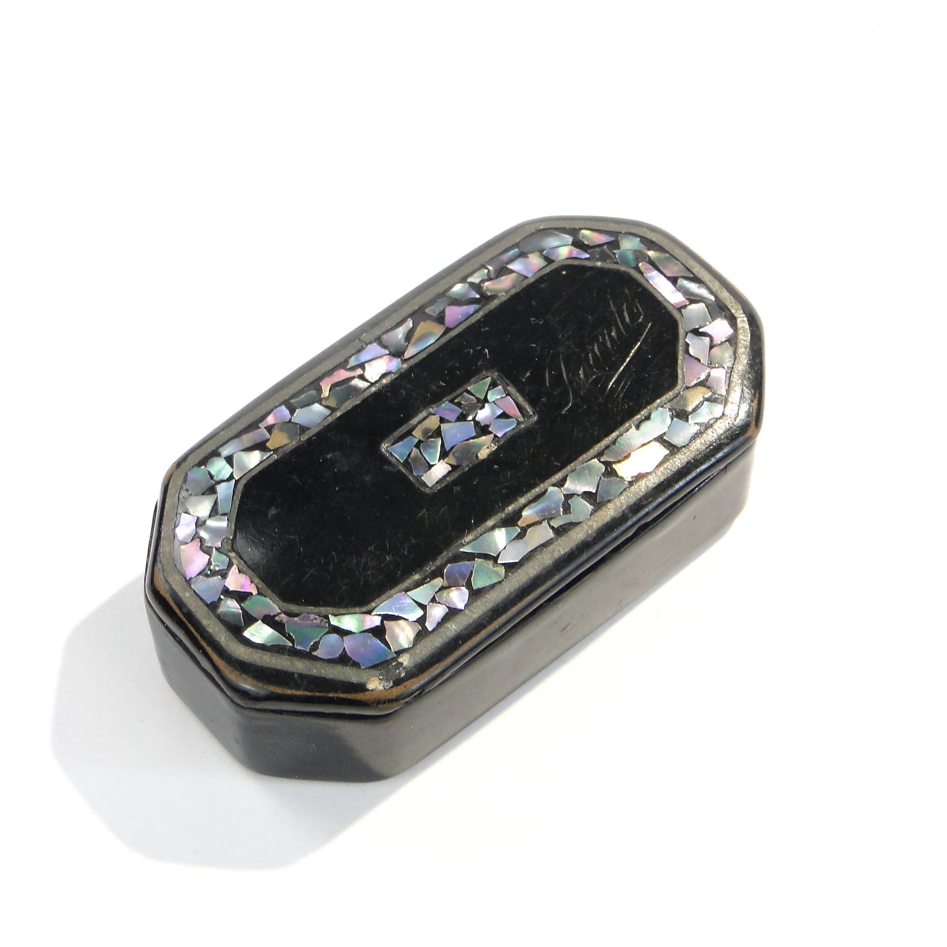 Tabakiera Biedermeier, czarna, laka masa perłowa, Polska, lata 60. XIX w. - 262584