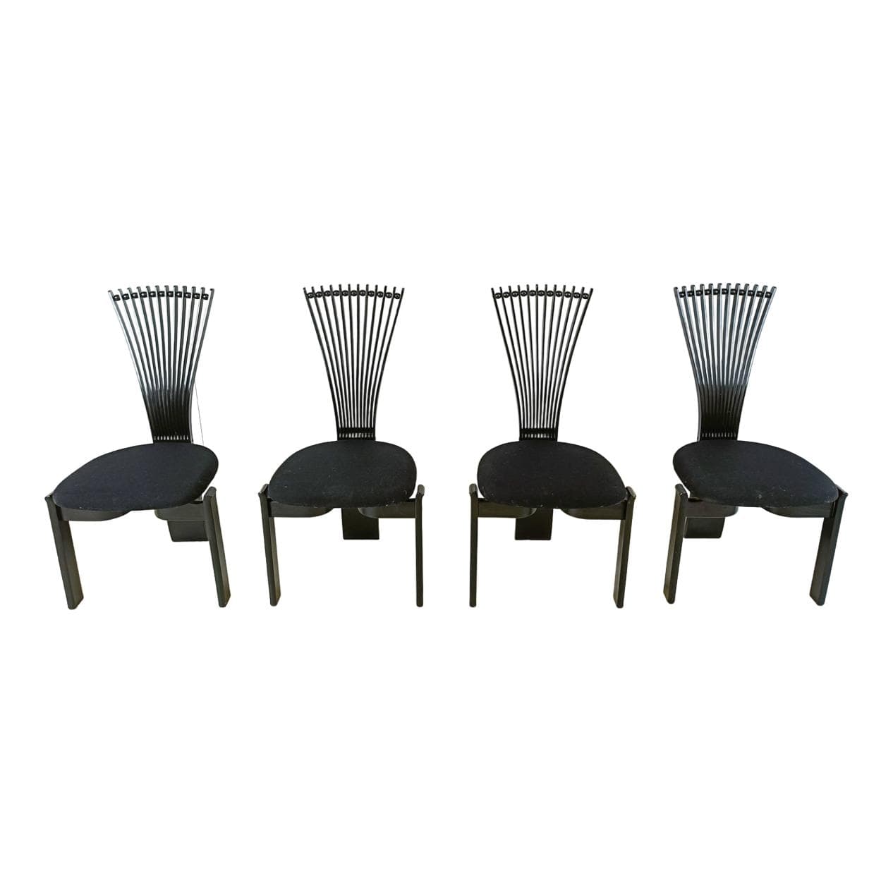 Zestaw czterech krzeseł Totem, drewno czarne, tkanina czarna, proj. T. Nilsen, Westnofa, Norwegia, lata 80.