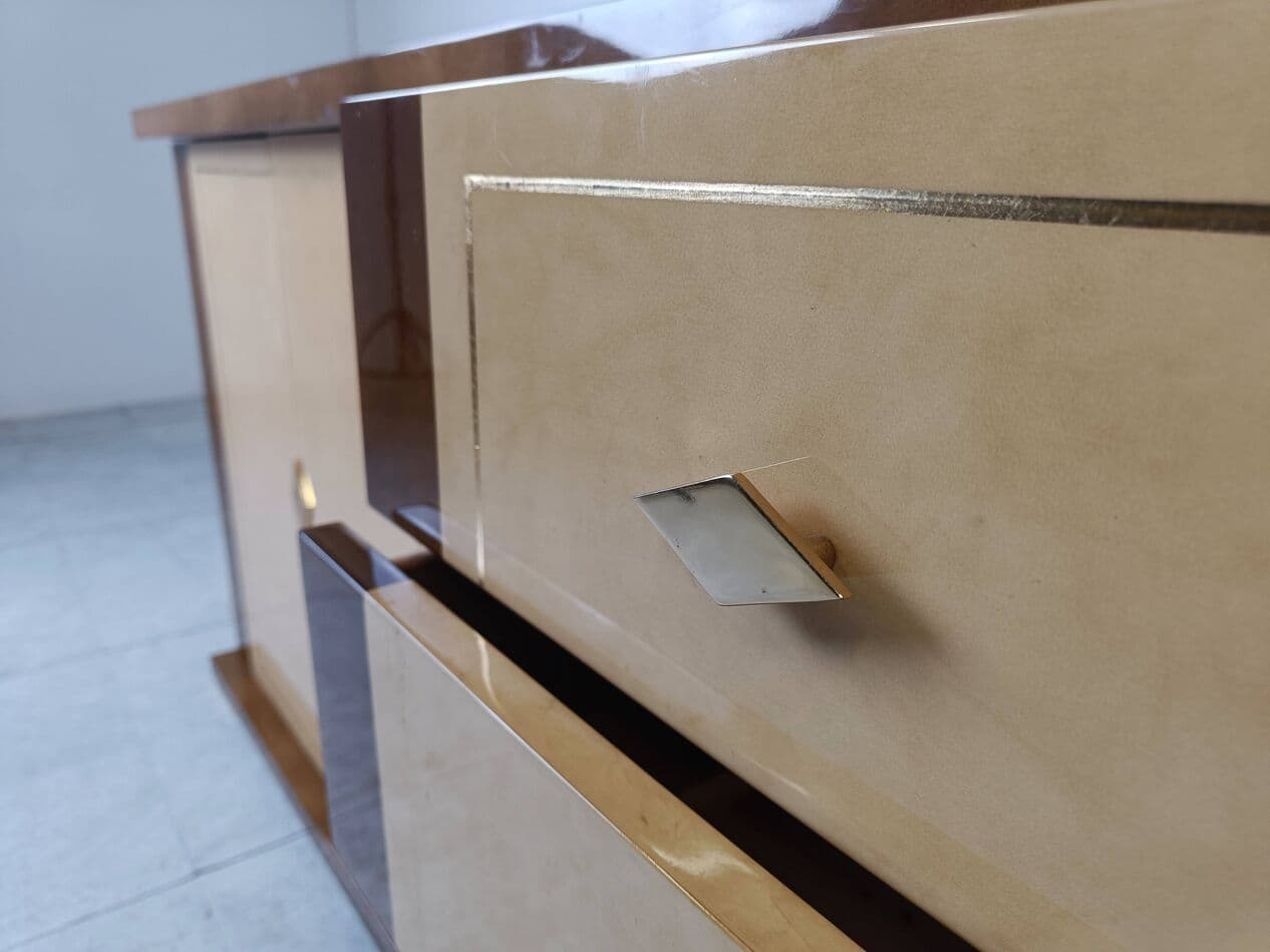 Komoda, lakierowana kozia skóra beżowa, drewno, mosiądz, Włochy, lata 70. - 263548