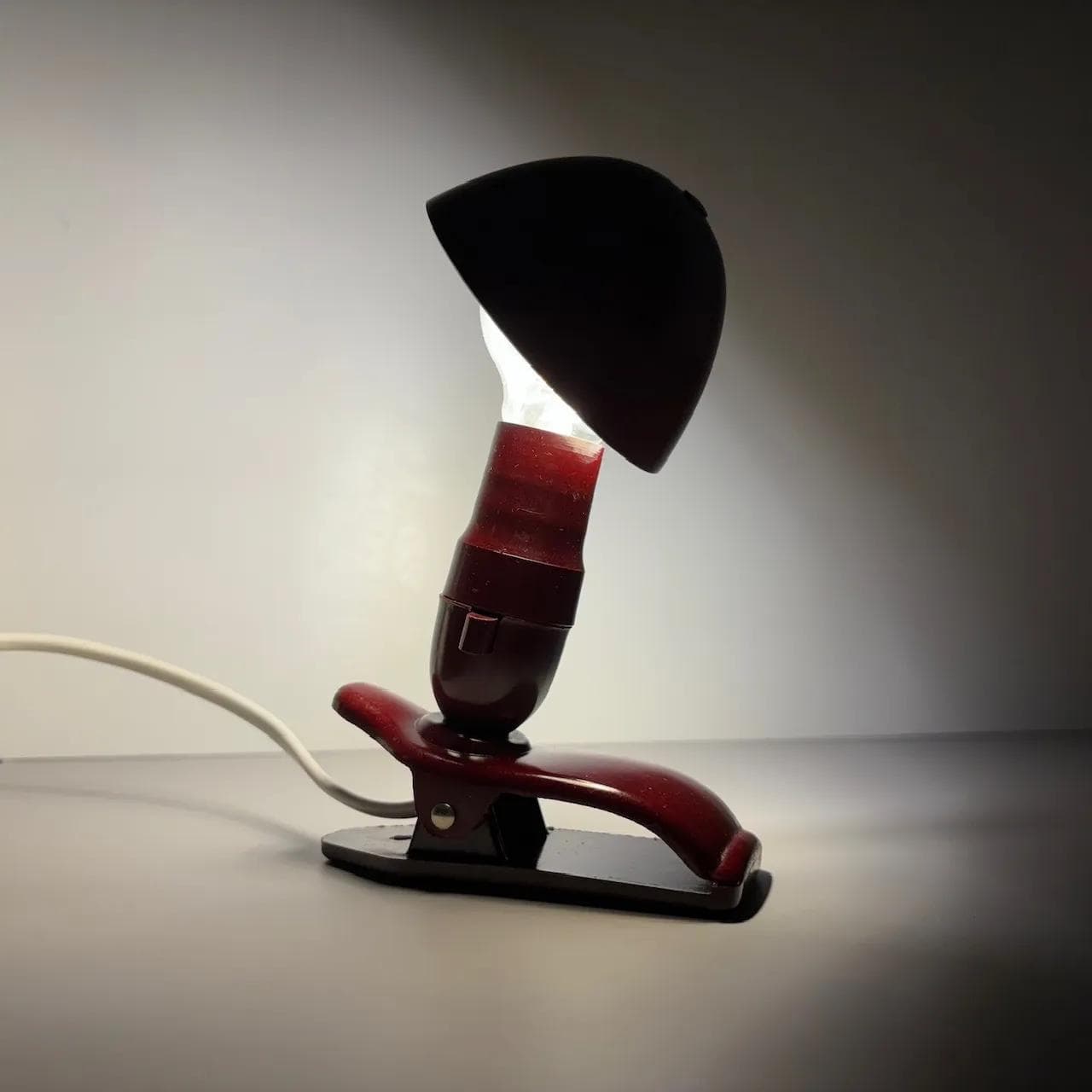 Bordowa bakelitowa lampka nocna, Niemcy, lata 60. - 20077