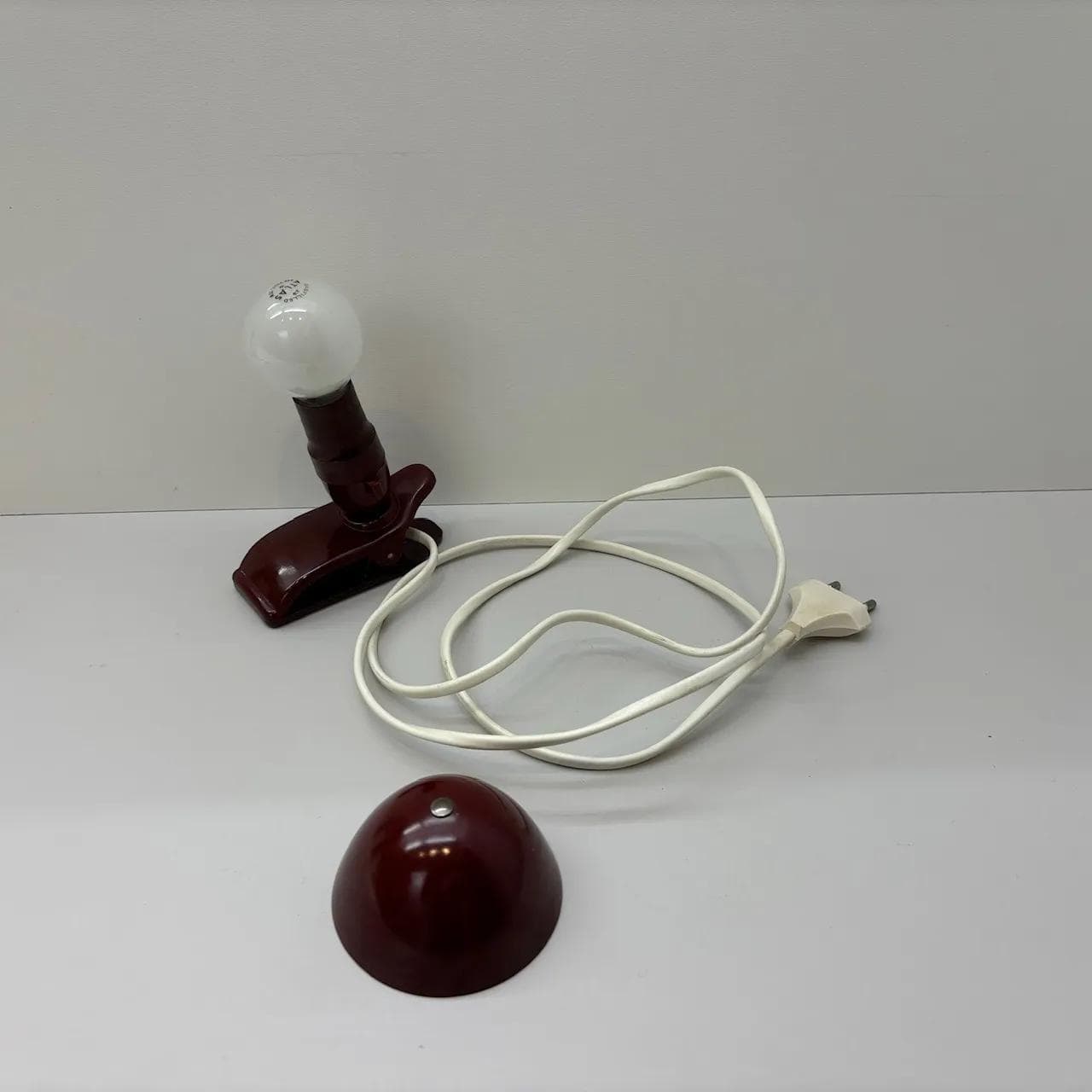 Bordowa bakelitowa lampka nocna, Niemcy, lata 60. - 20072