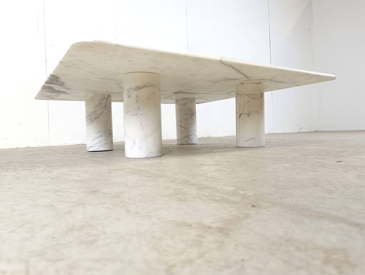 Coffee table, white marble, by A. Mangiarotti, Italy, 1970s. - 263424