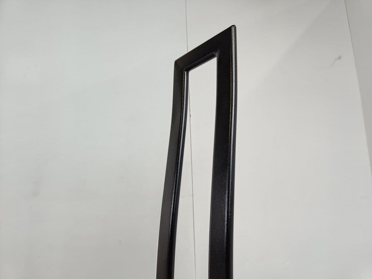 Zestaw sześciu krzeseł postmodernistycznych, metal czarny, skóra czarna, Włochy, lata 80. - 263306