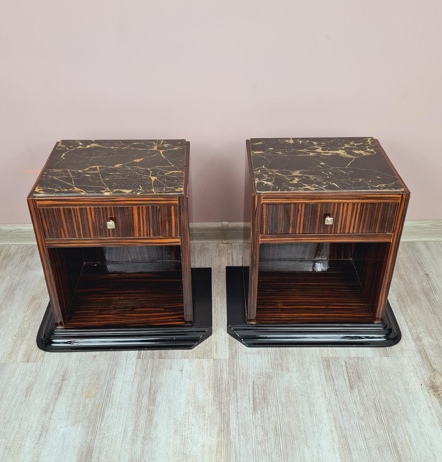 Zestaw dwóch stolików nocnych Art Deco, heban makasarski brązowy, marmur czarny, lata 30. - 271632